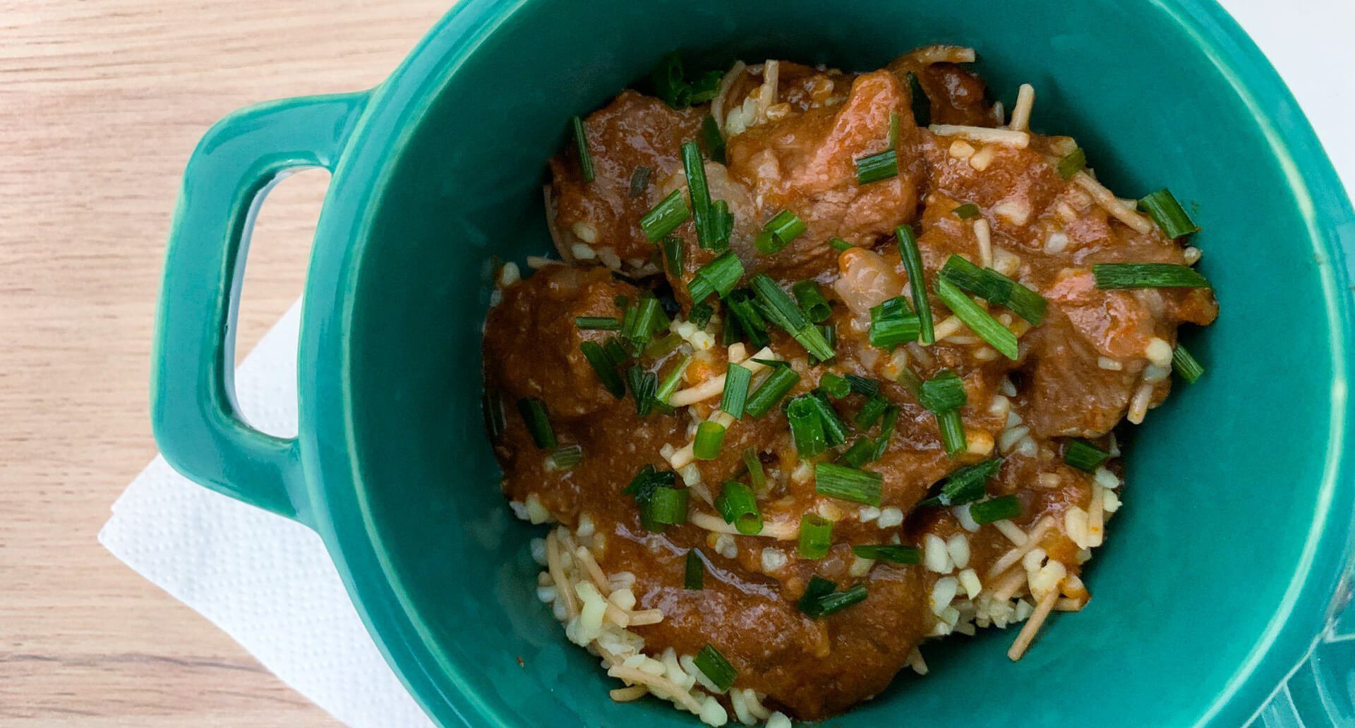 Gulasz węgierski z makaronem i kaszą