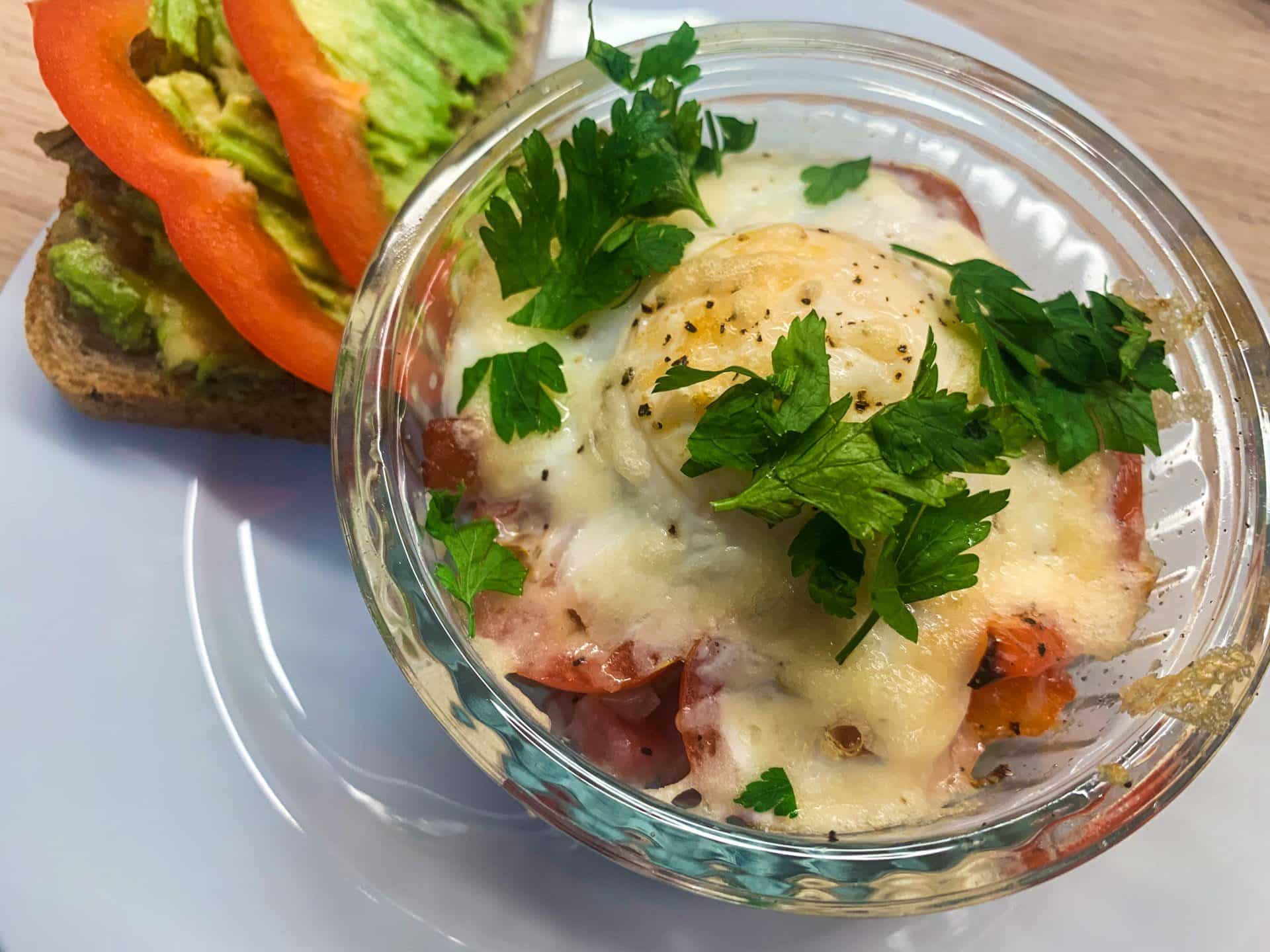 Jajka w kokilkach z kiełbasą i cebulką 1 Jajka w kokilkach z kiełbasą i cebulką