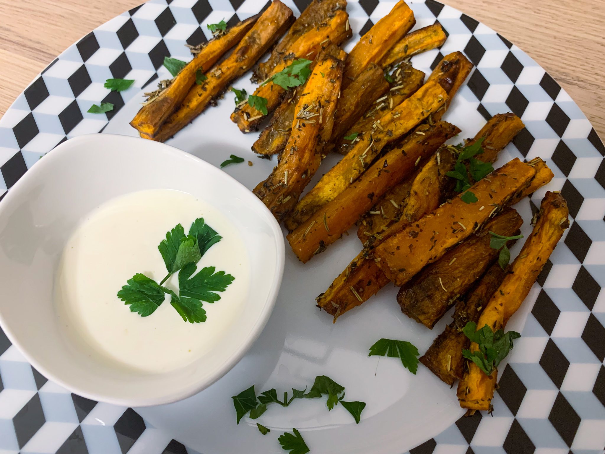 Frytki z batatów z sosem czosnkowym