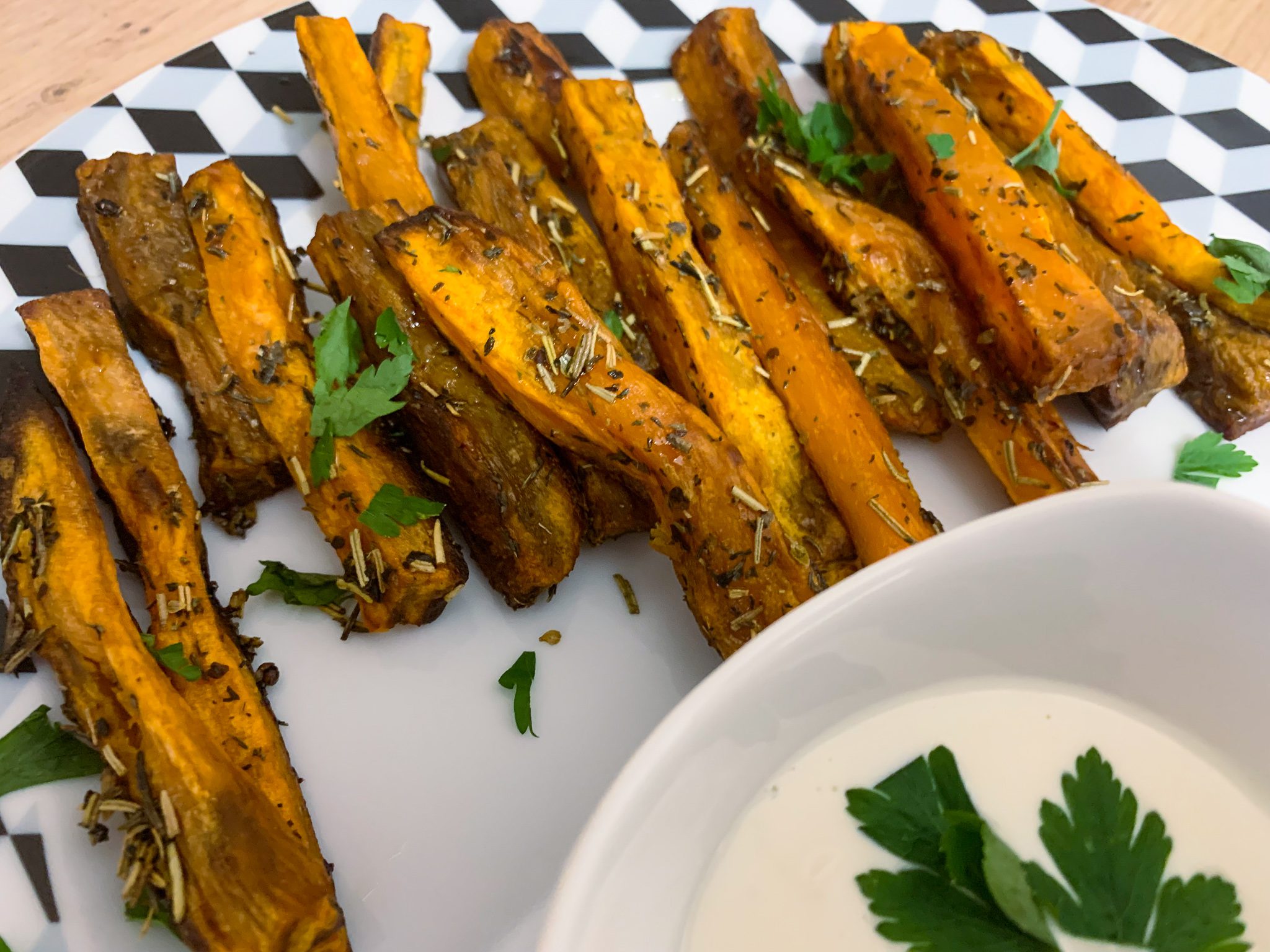 Frytki z batatów z sosem czosnkowym