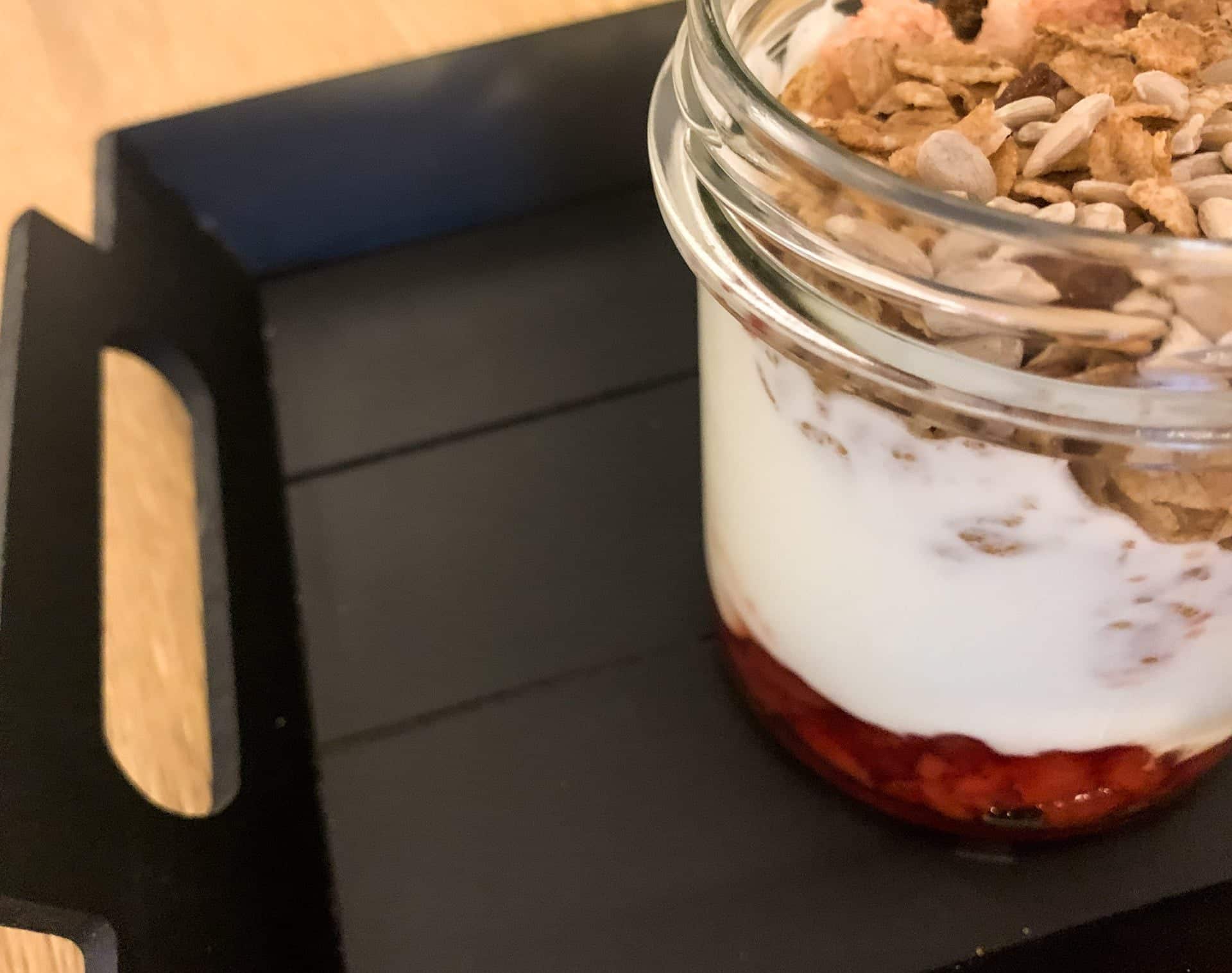 Jogurt z dżemem i musli