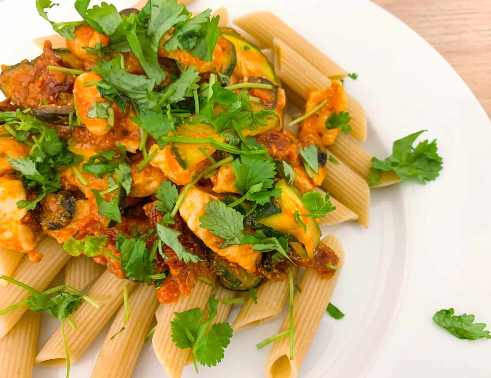 Penne z kurczakiem, cukinią i suszonymi pomidorami