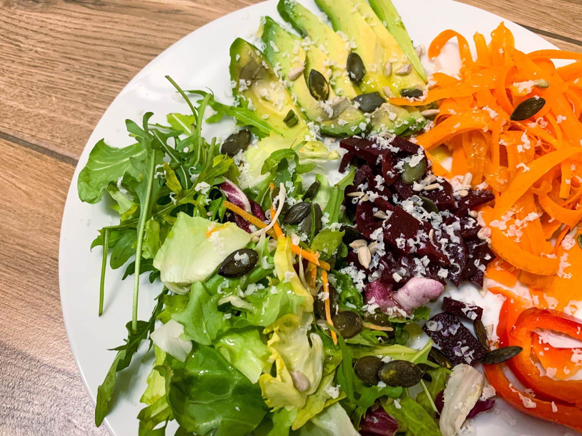 Sałatka z awokado i kiszonymi burakami