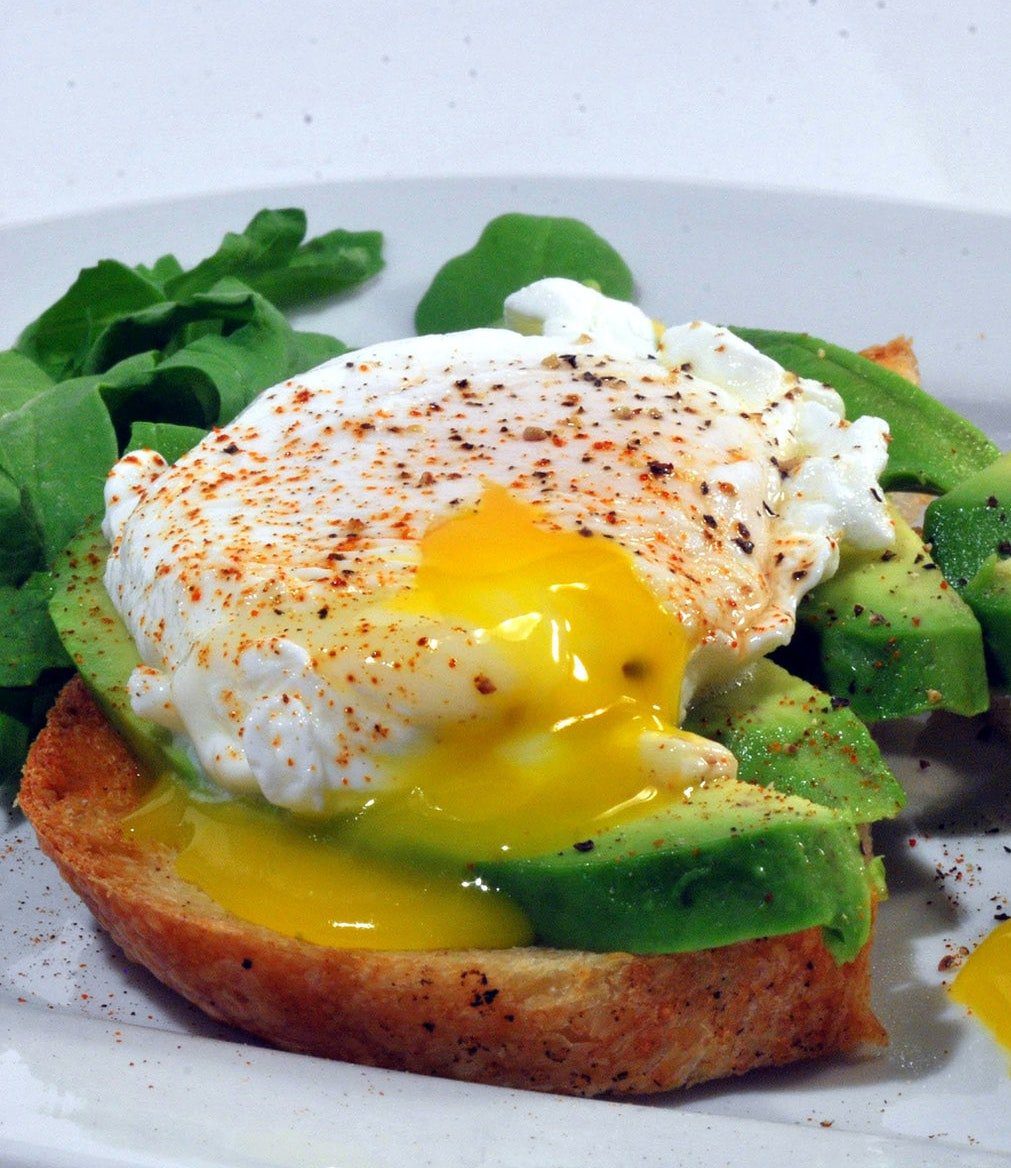 Tosty z awokado i jajko po wiedeńsku [PRZEPIS]