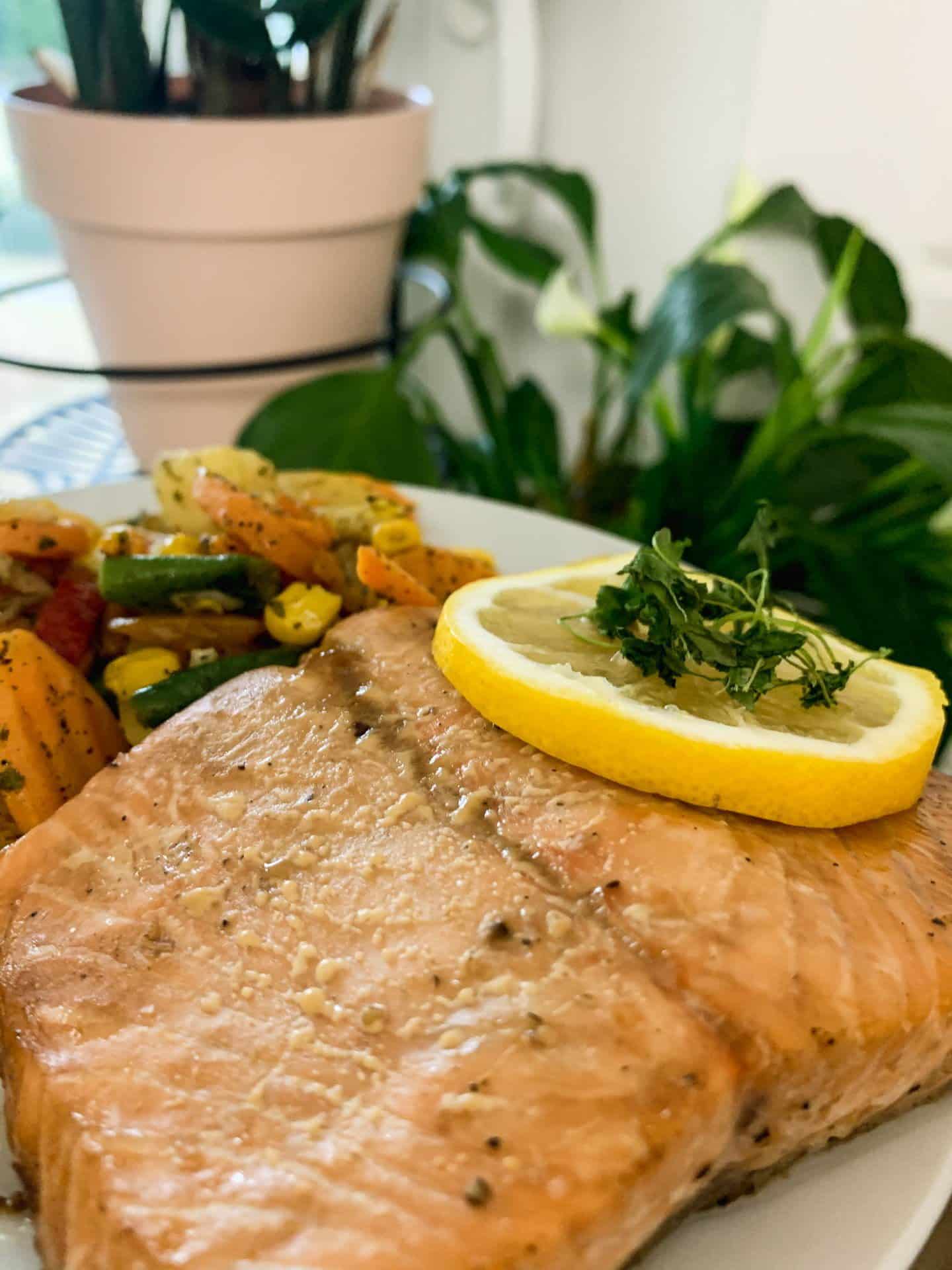 Łosoś w miodowej glazurze z warzywami