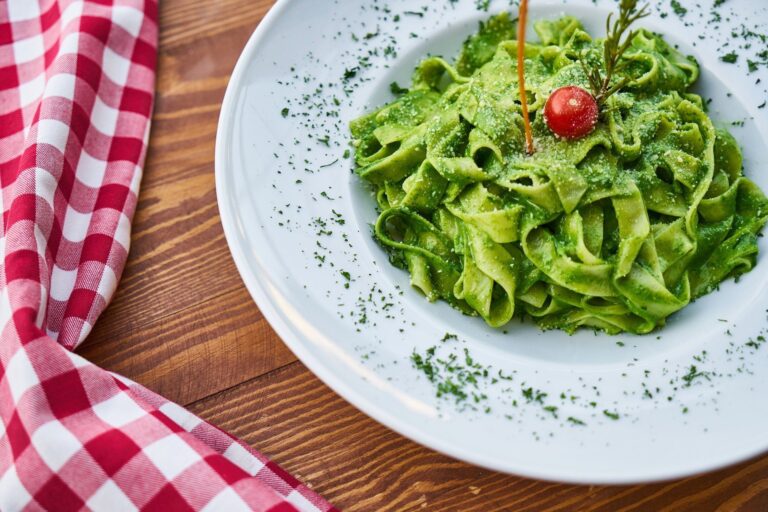 Tagliatelle z pesto pietruszkowym
