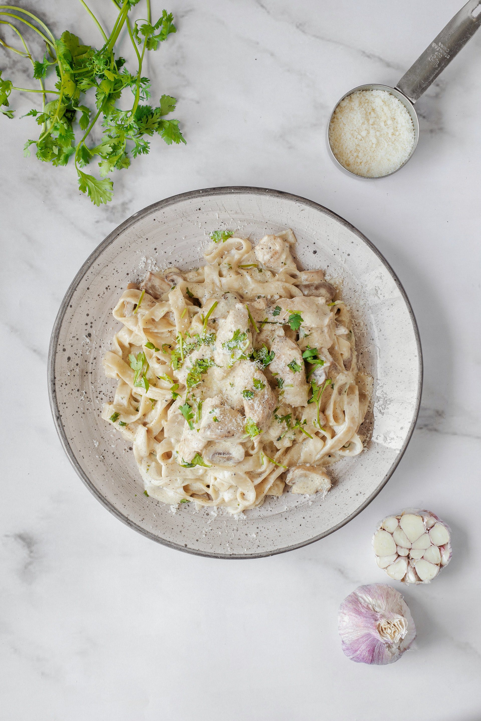 Tagliatelle z kurczakiem i pieczarkami w sosie śmietanowym
