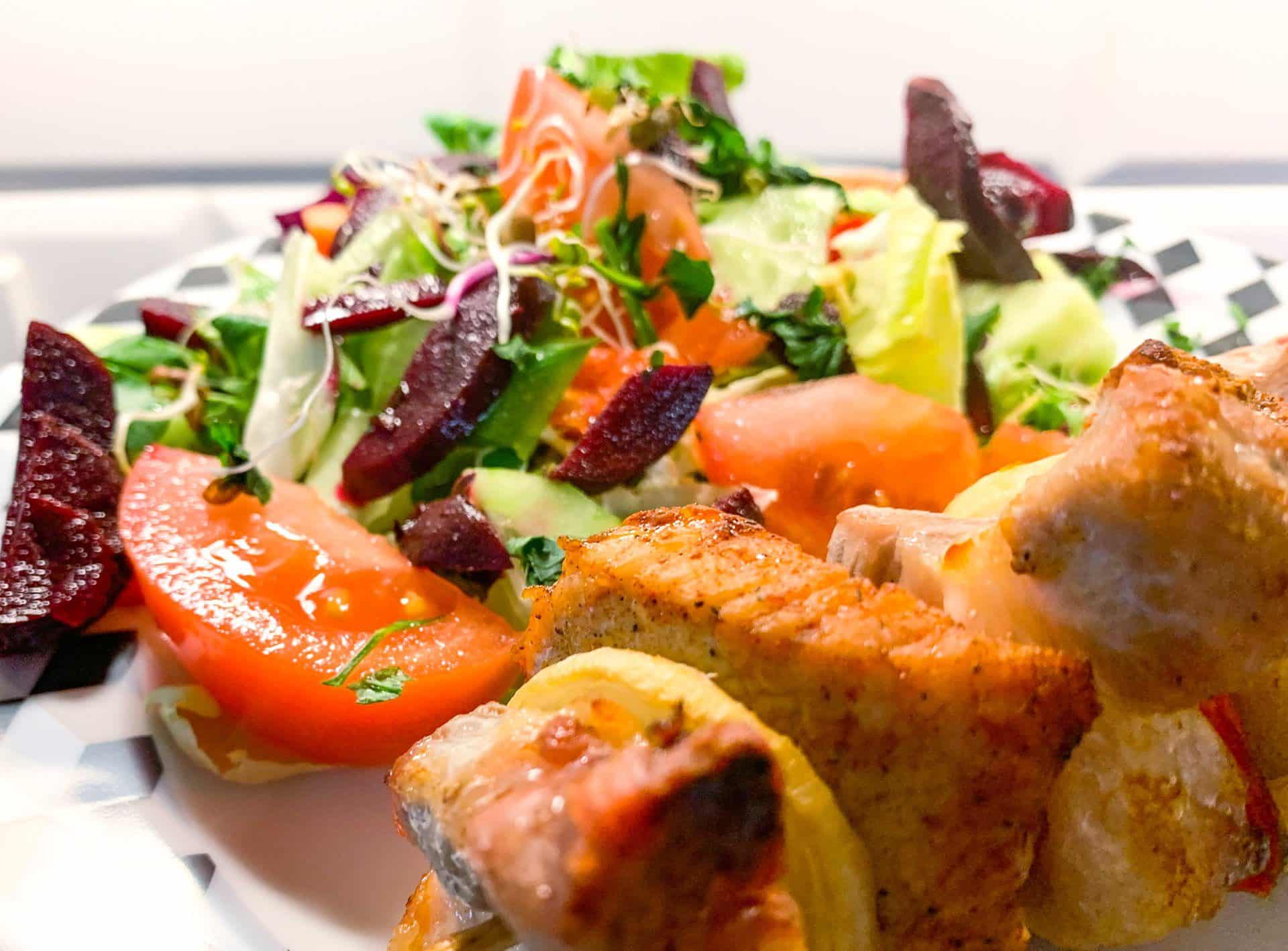 Szaszłyki wieprzowe z sałatką z kiszonymi burakami