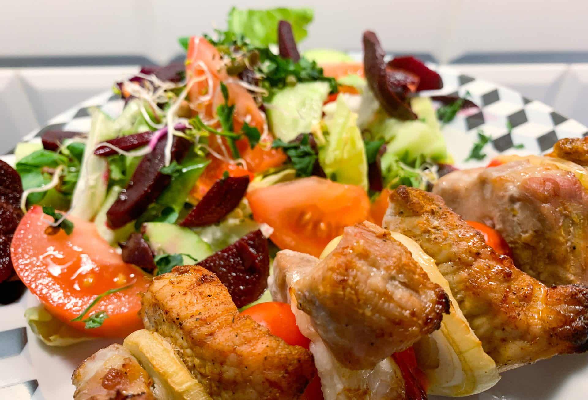 Szaszłyki wieprzowe z sałatką z kiszonymi burakami