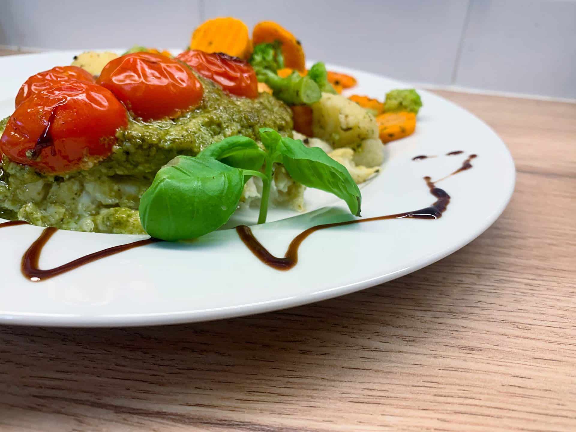 Polędwica z dorsza z pesto i bukietem warzyw