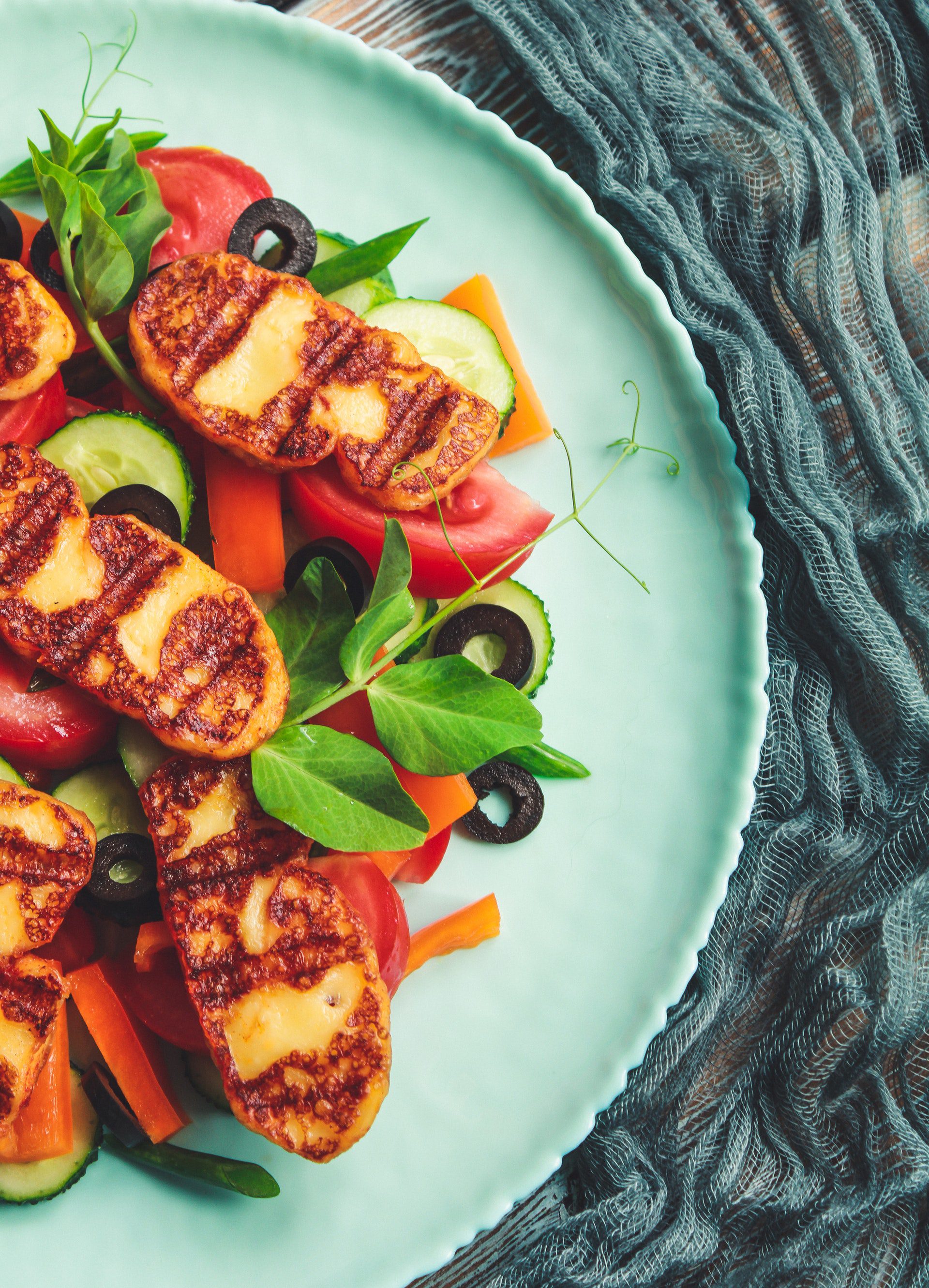 Sałatka z serem halloumi i pomidorem