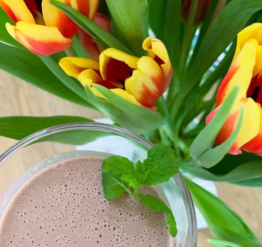 Koktajl bananowy z masłem orzechowym składniki