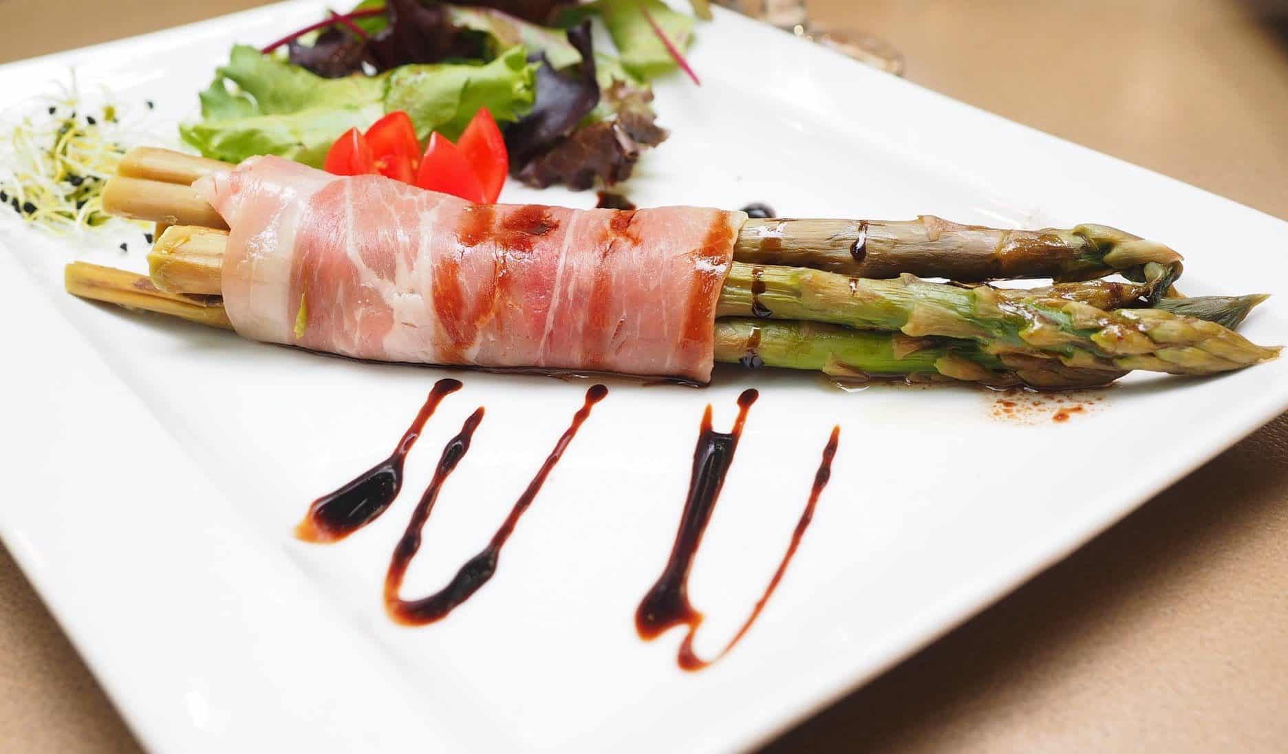 Szparagi zapiekane w szynce