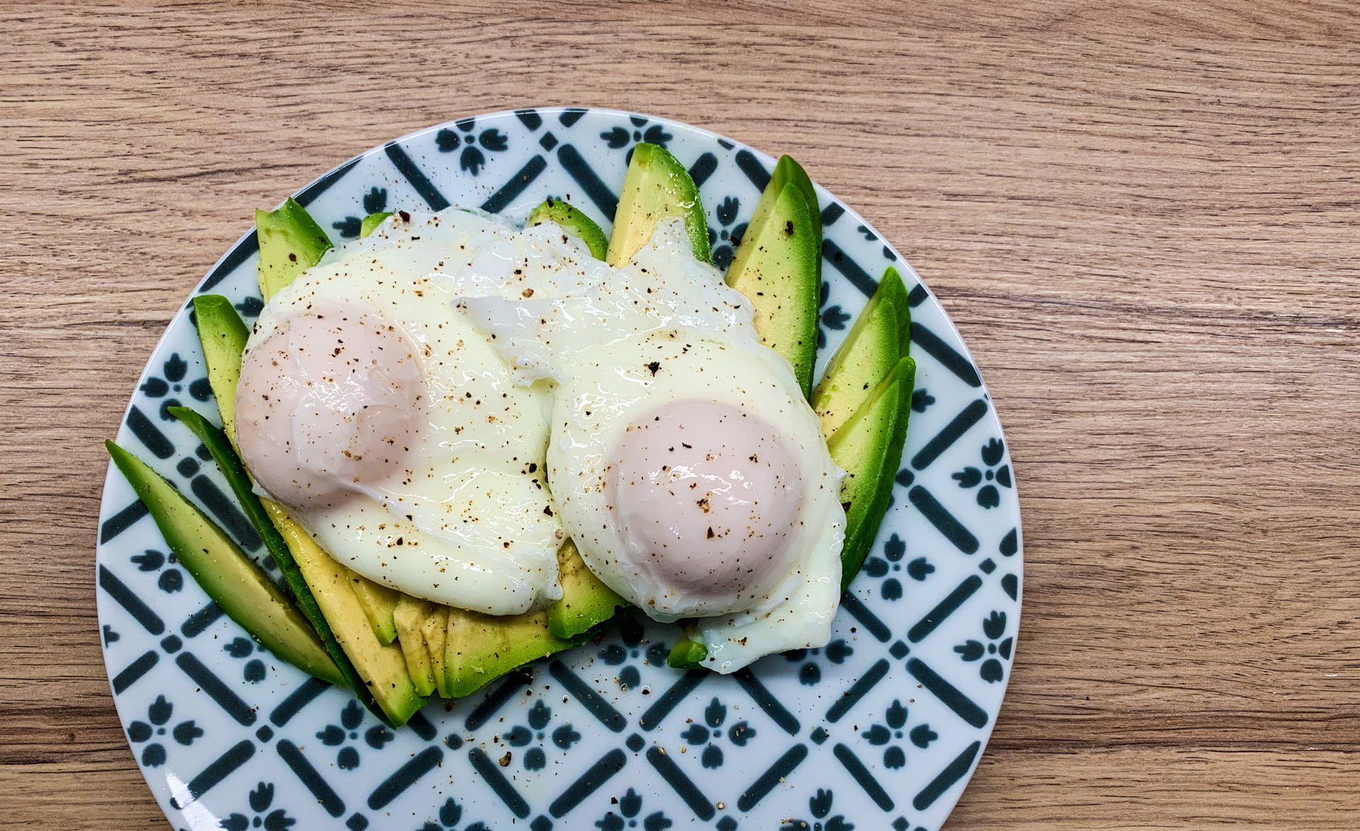 Keto śniadanie - awokado i jajka po wiedeńsku