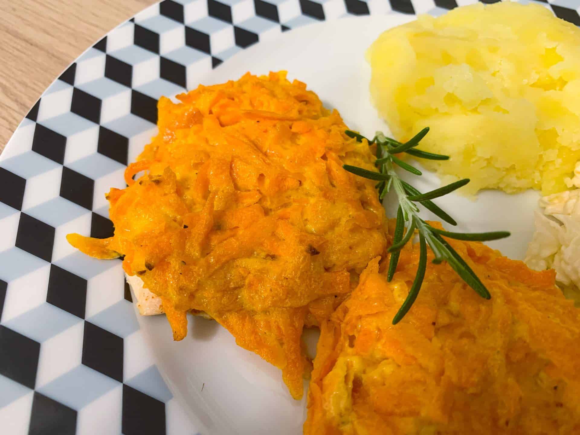 Pierś z kurczaka pod marchewkową pierzynką