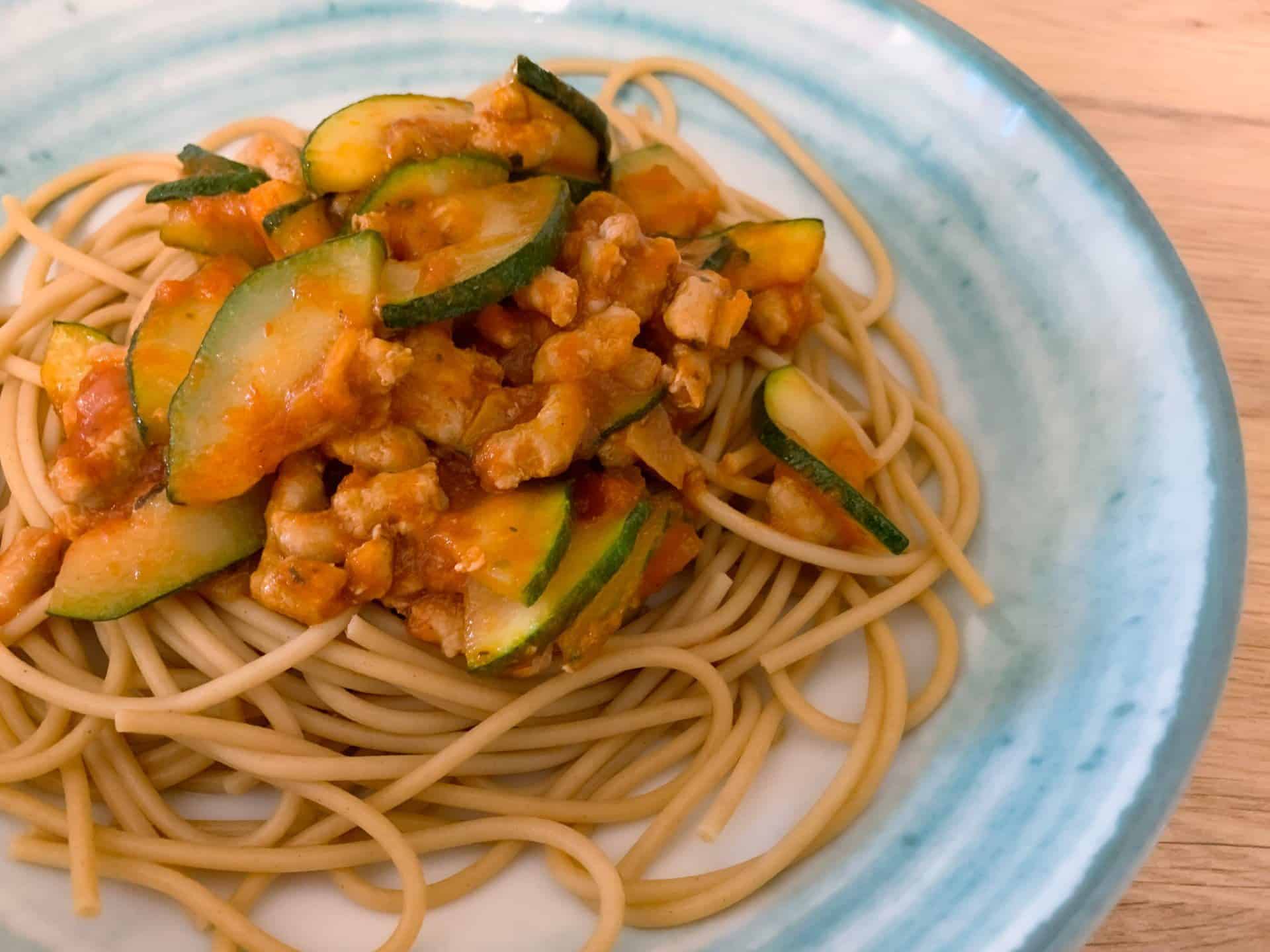 Makaron z cukinią i mięsem mielonym