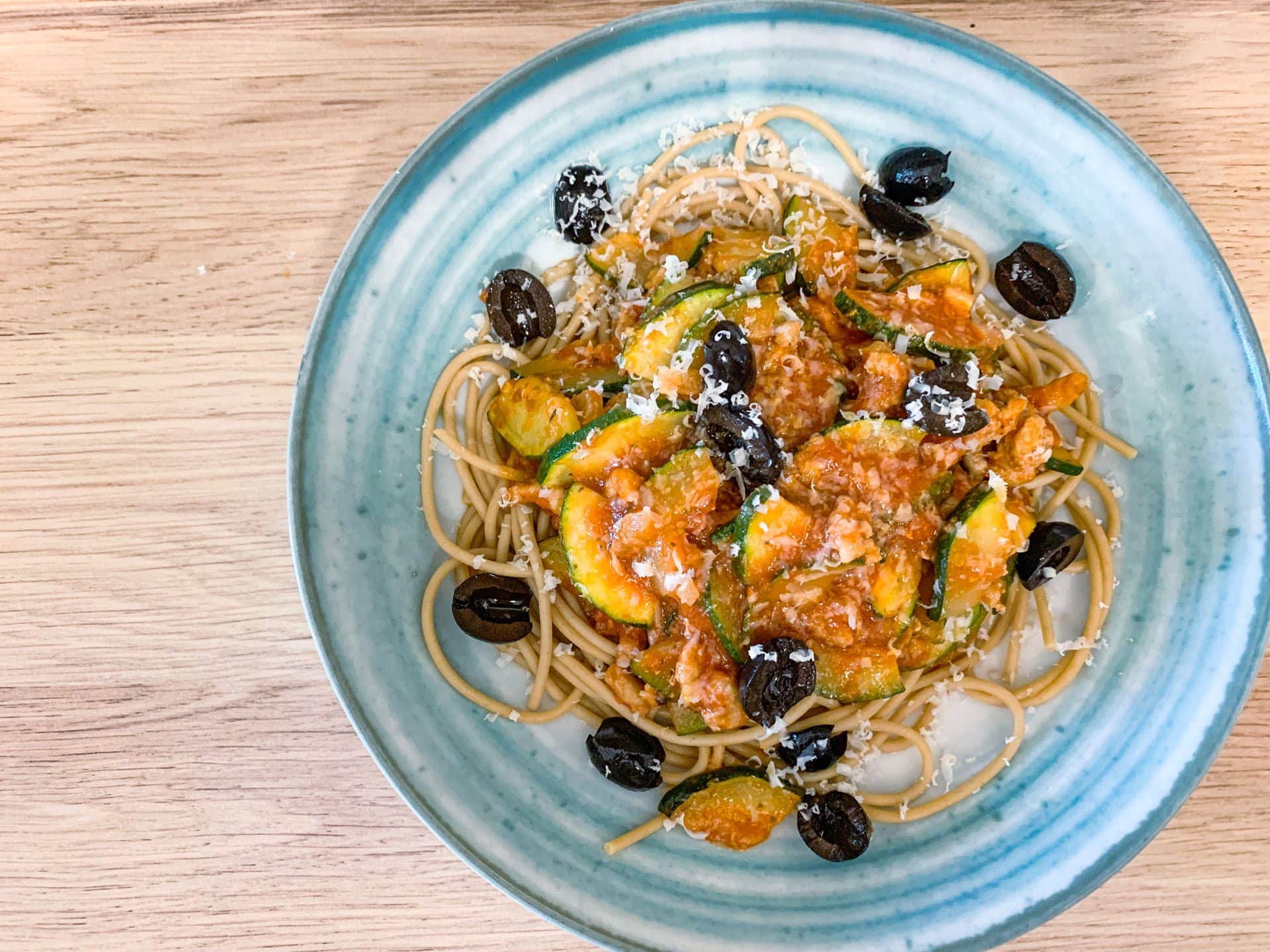 Makaron z cukinią i oliwkami