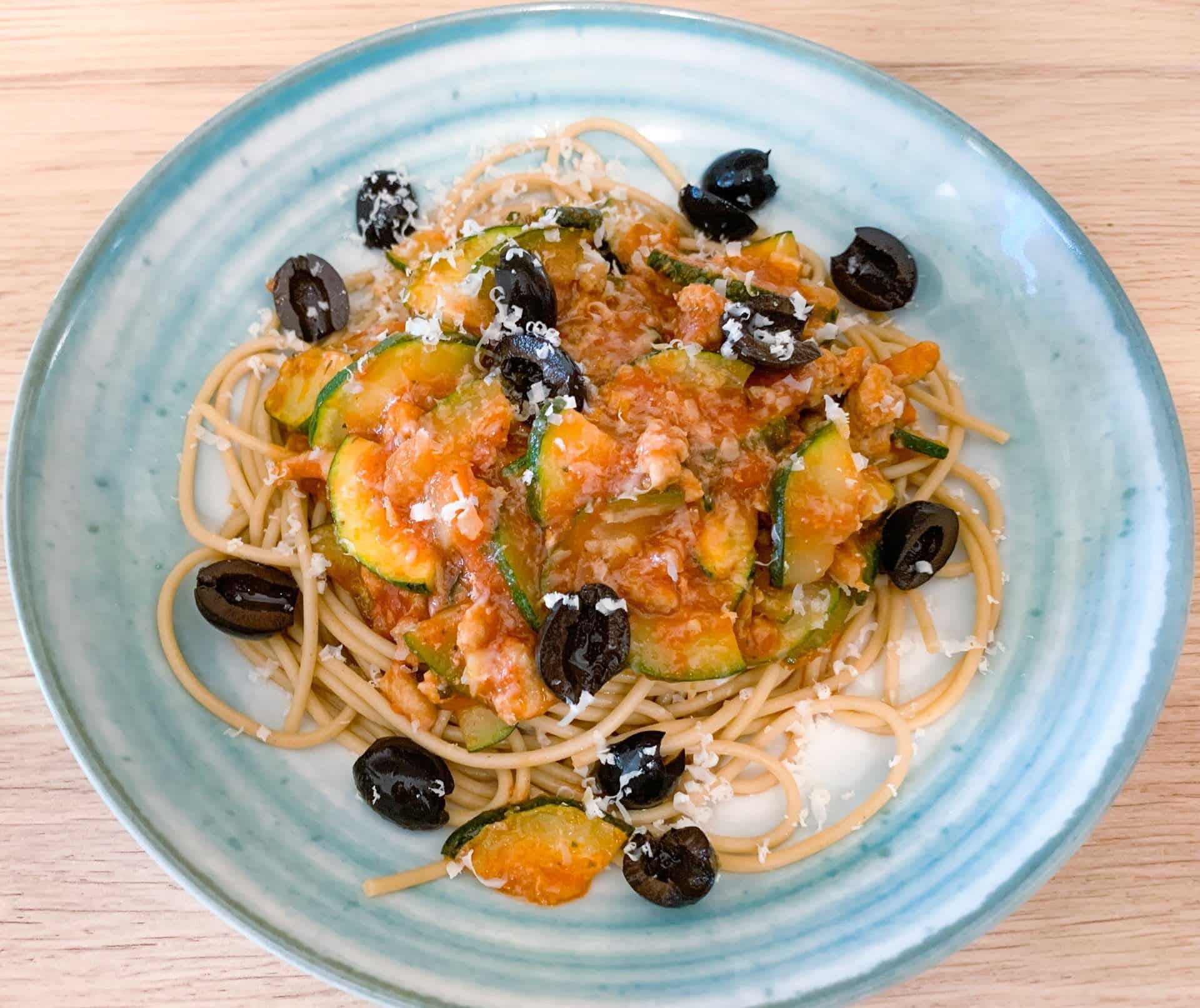 Makaron z cukinią i oliwkami