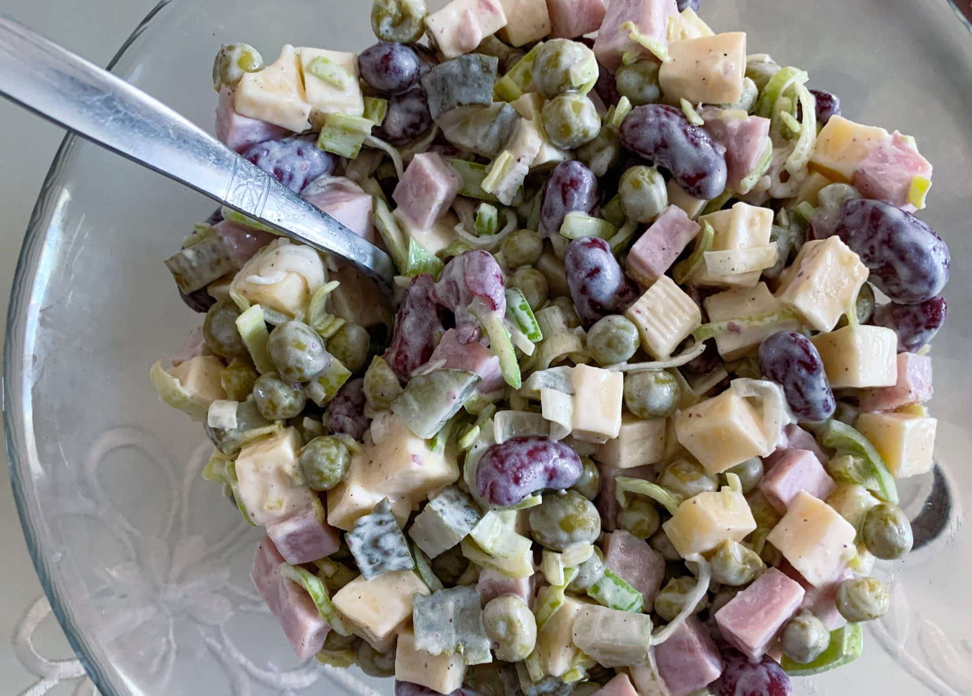 Szybka sałatka z szynką, porem i żółtym serem