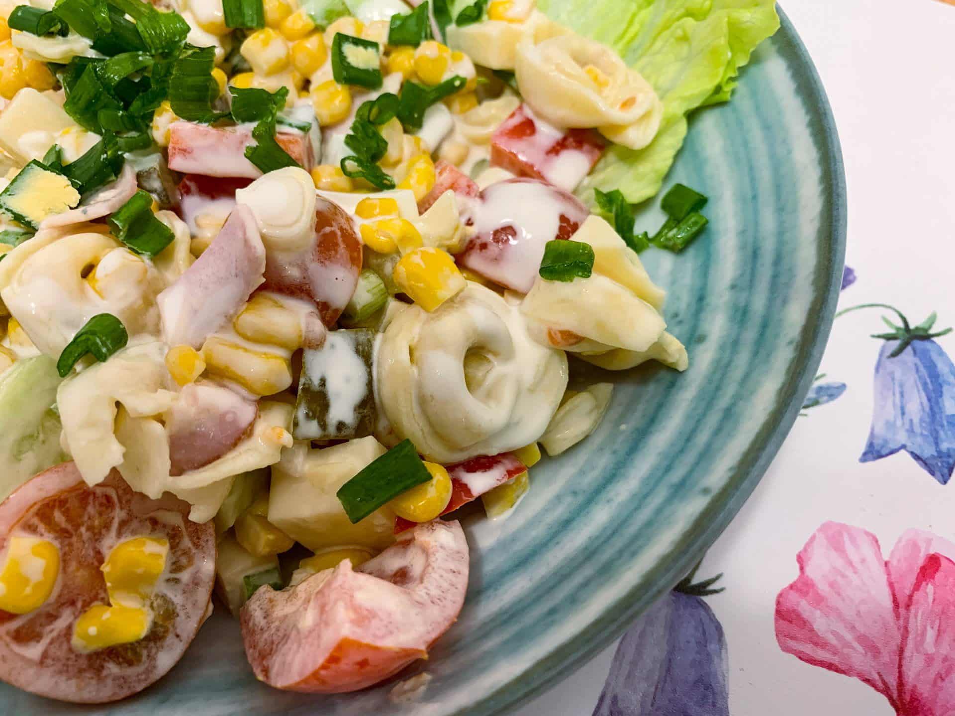 Sałatka z tortellini z sosem czosnkowym