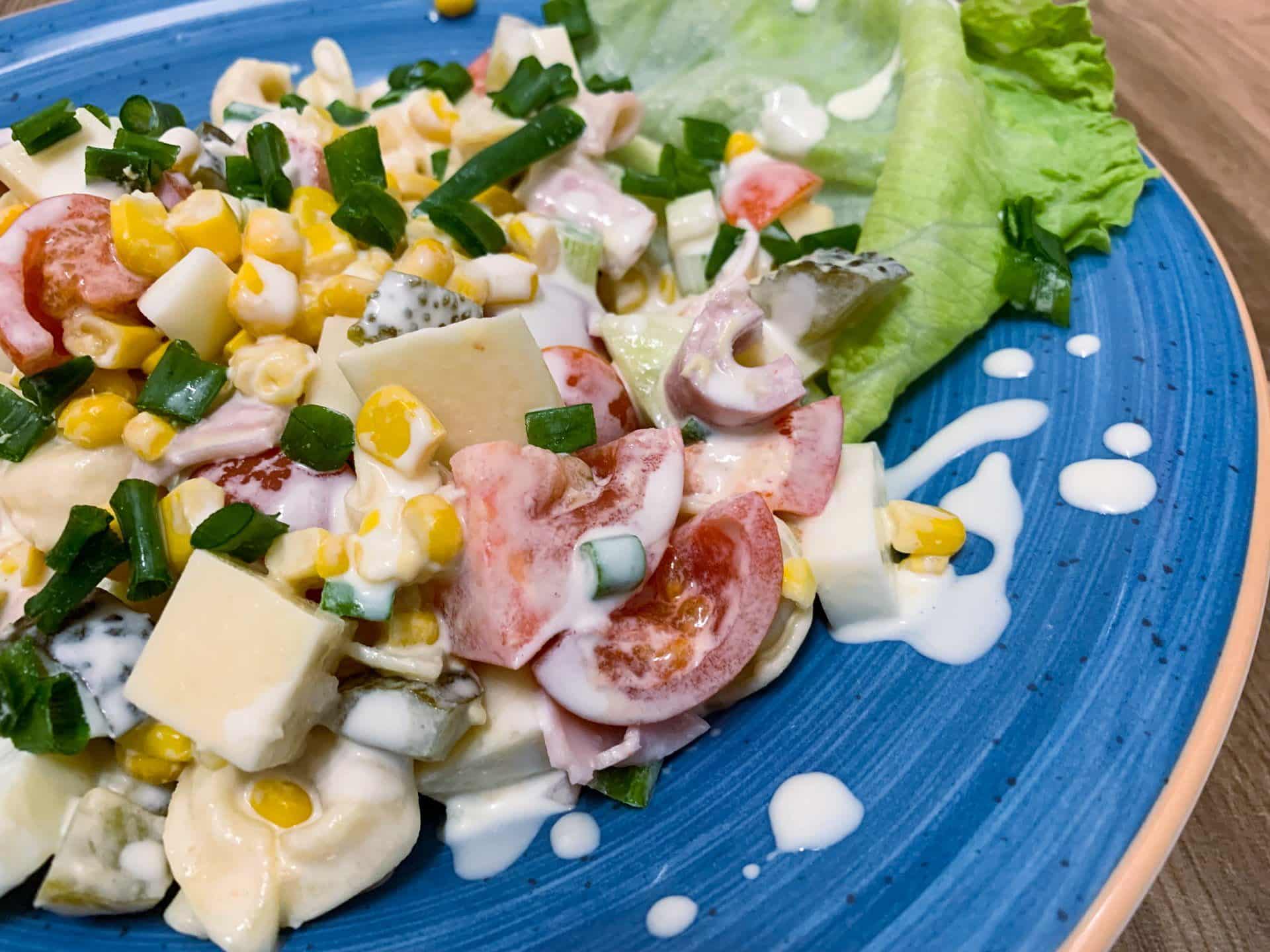 Szybka sałatka z tortellini i ogórkiem kiszonym