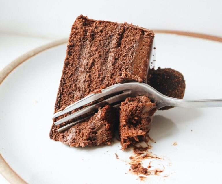Biszkoptowy tort czekoladowy