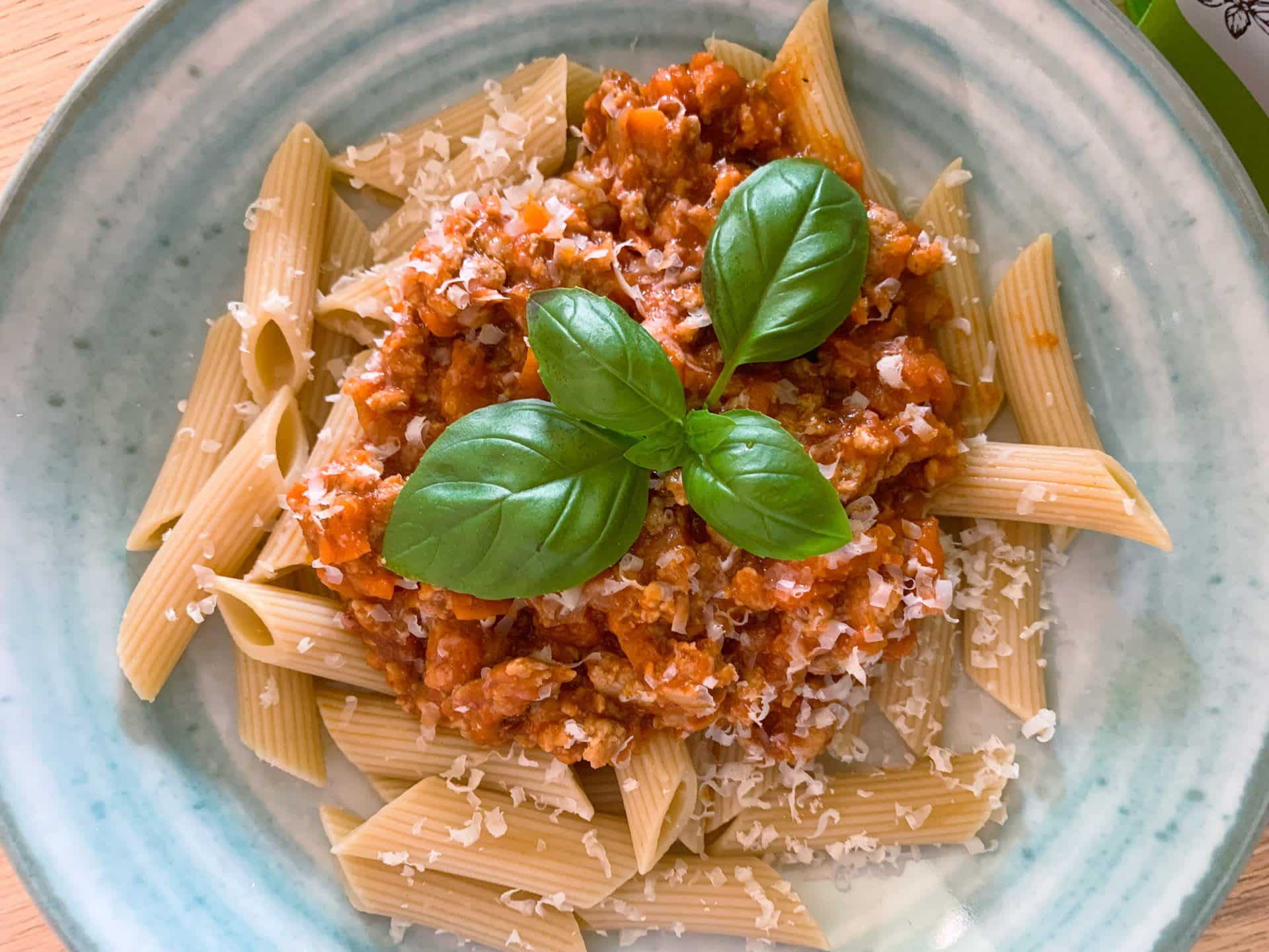 Razowe penne z sosem bolońskim