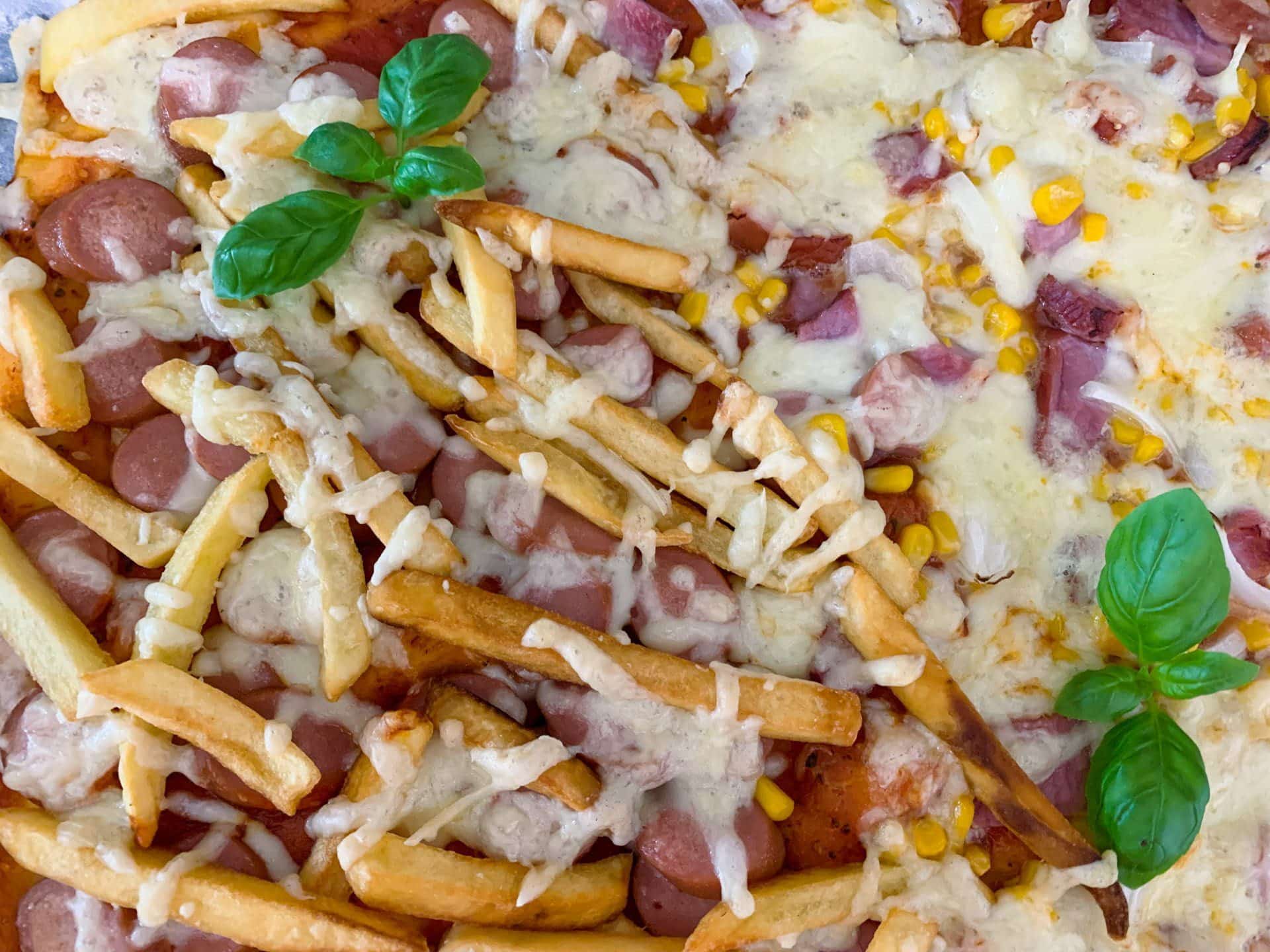 Domowa pizza z parówką i frytkami