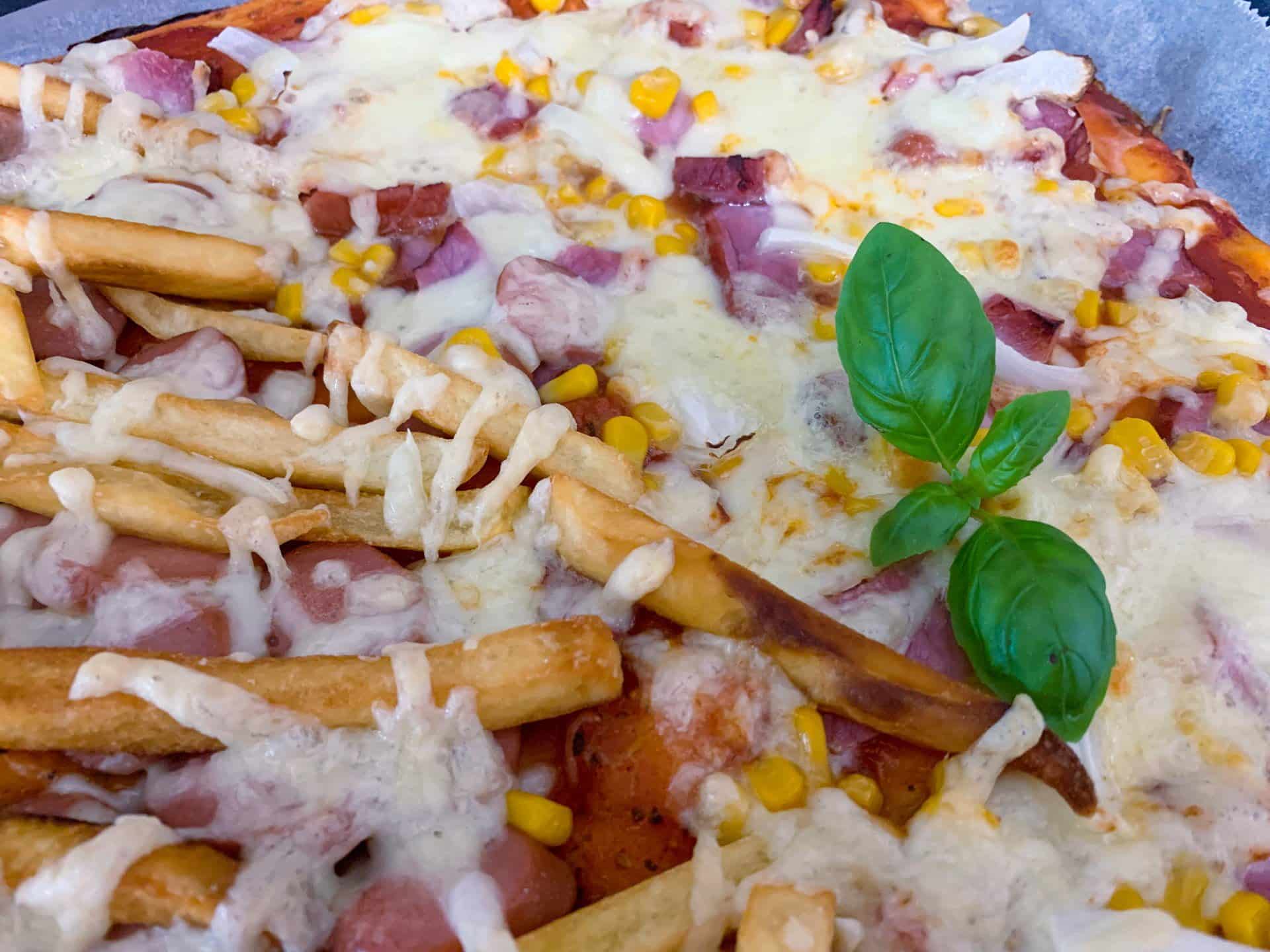 Domowa pizza z parówką i frytkami