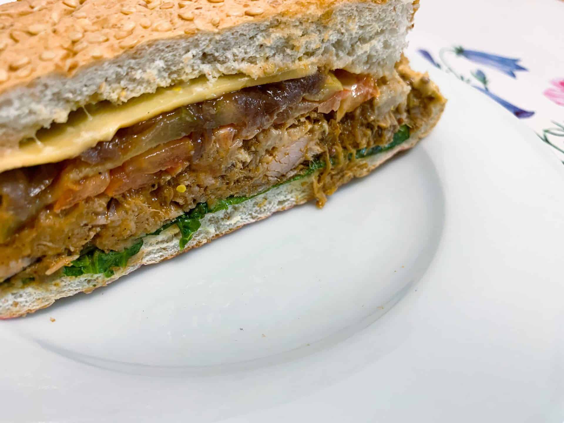 Burger z szarpaną wieprzowiną i konfiturą z cebuli