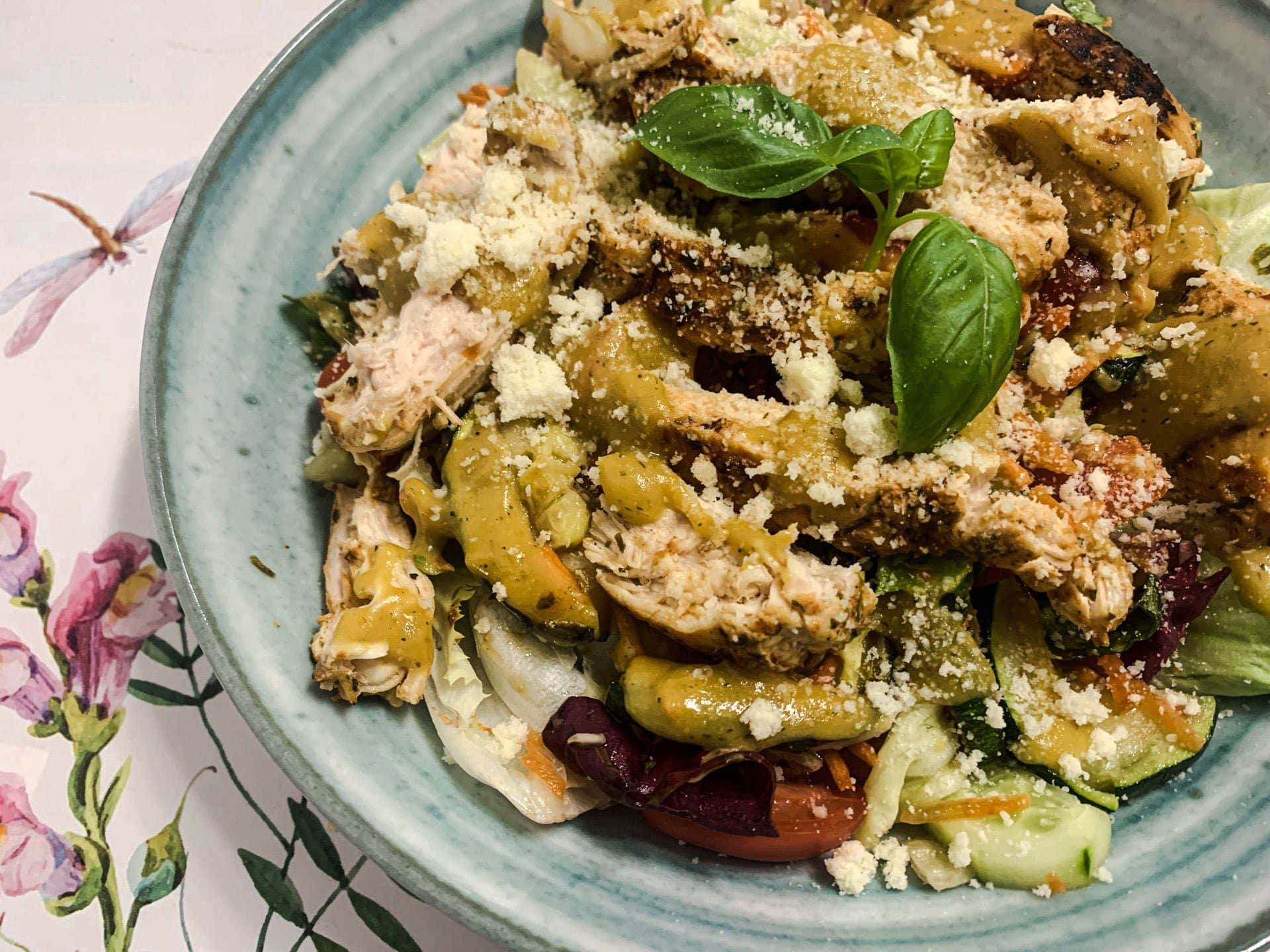 Sałatka z kurczakiem w ziołach prowansalskich