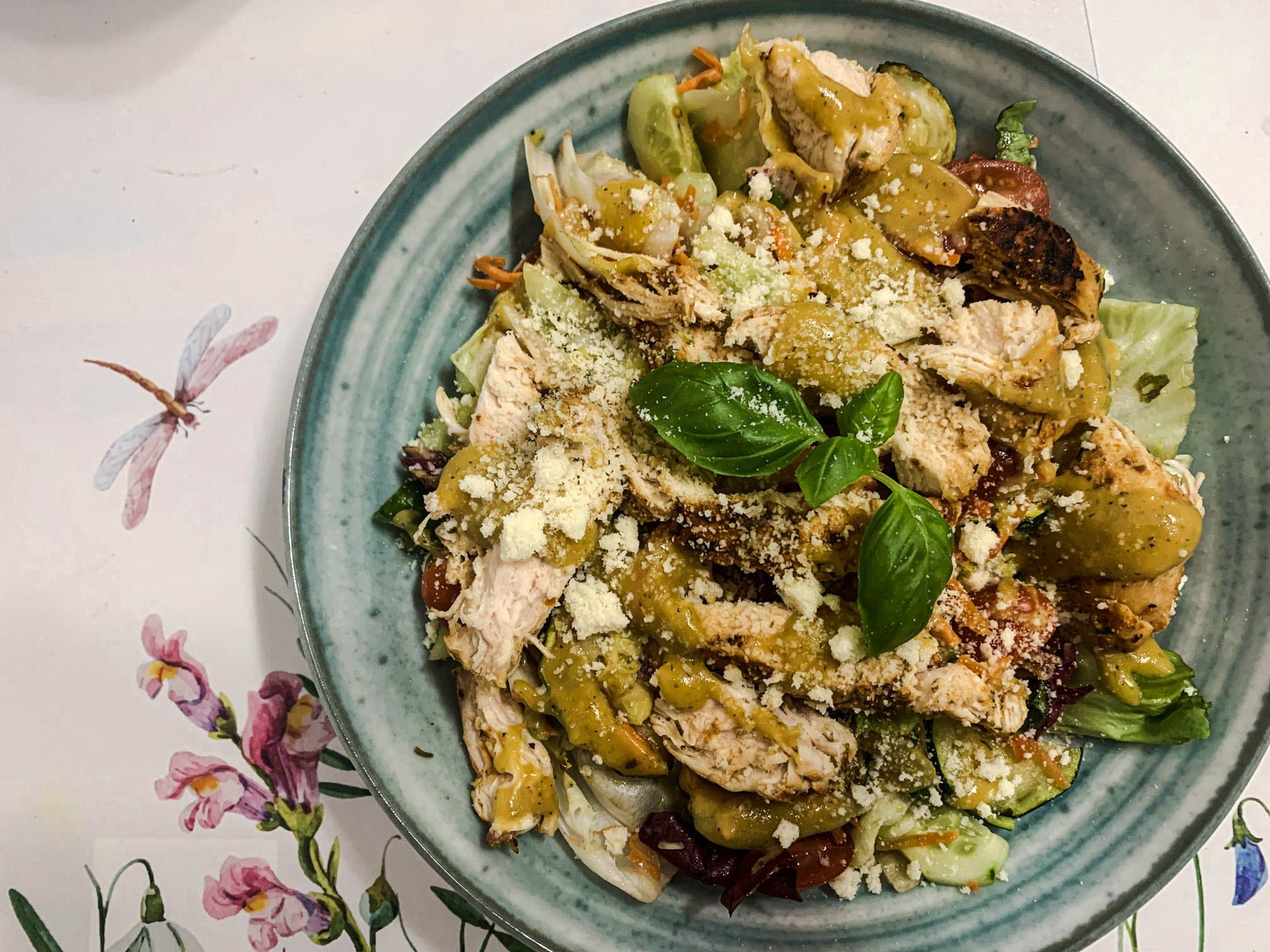 Sałatka z kurczakiem w ziołach prowansalskich