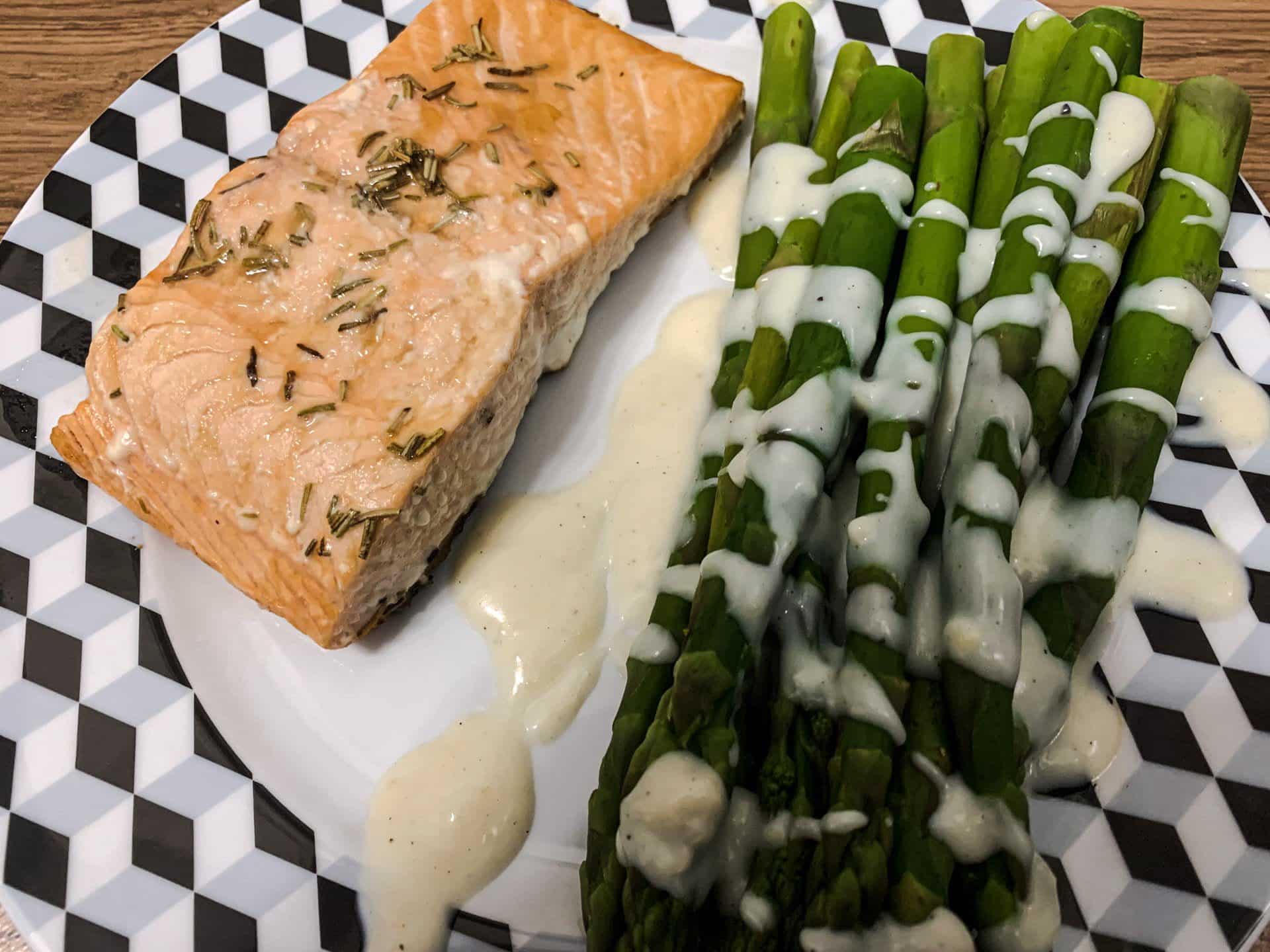 Łosoś na słodko ze szparagami w 20 minut