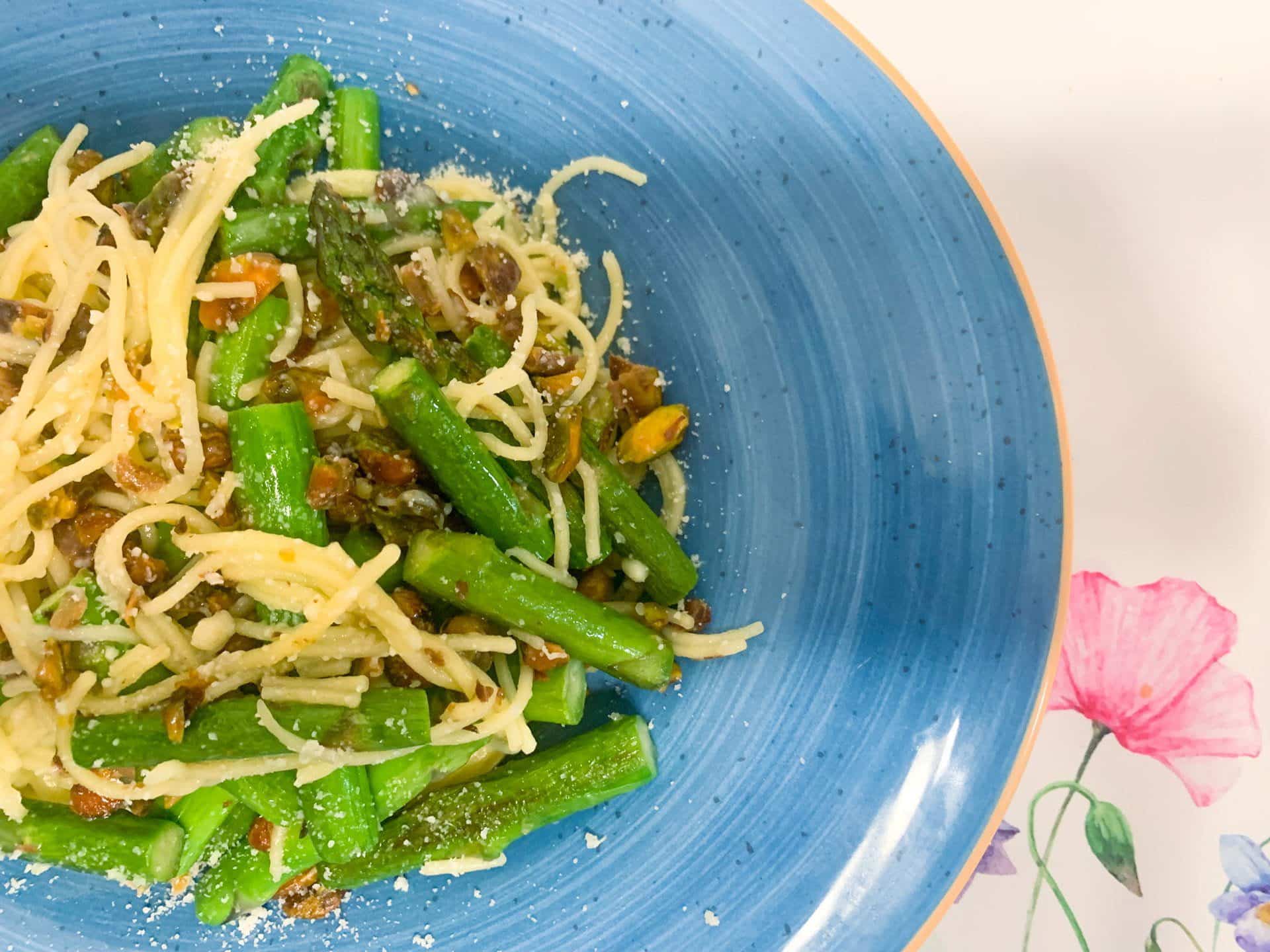 Makaron ze szparagami i pistacjami