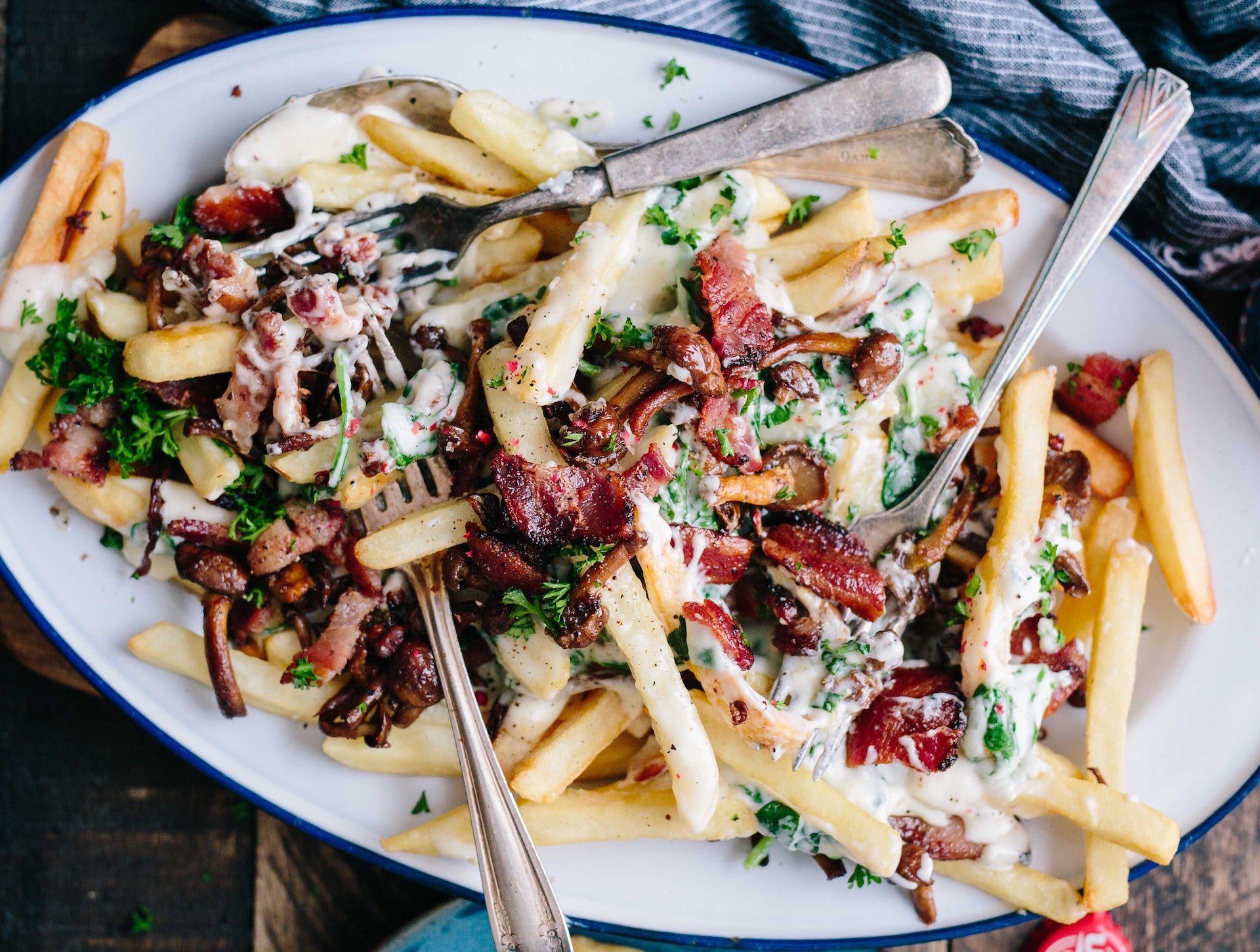 Frytki z bekonem i żółtym serem