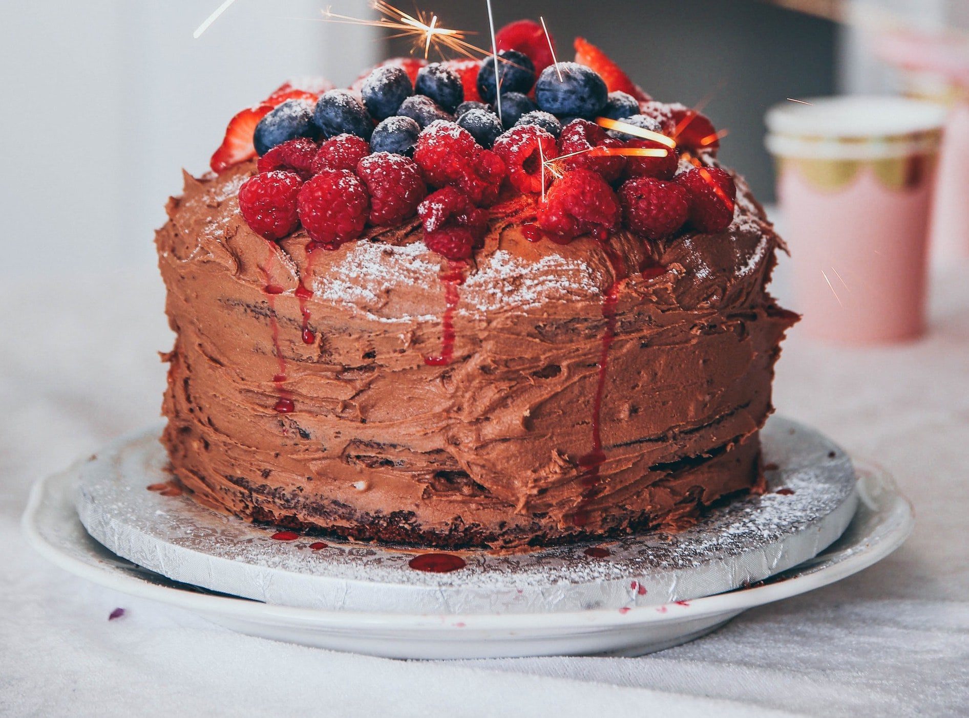 Tort czekoladowy z kremem śmietankowy i powidłami śliwkowymi