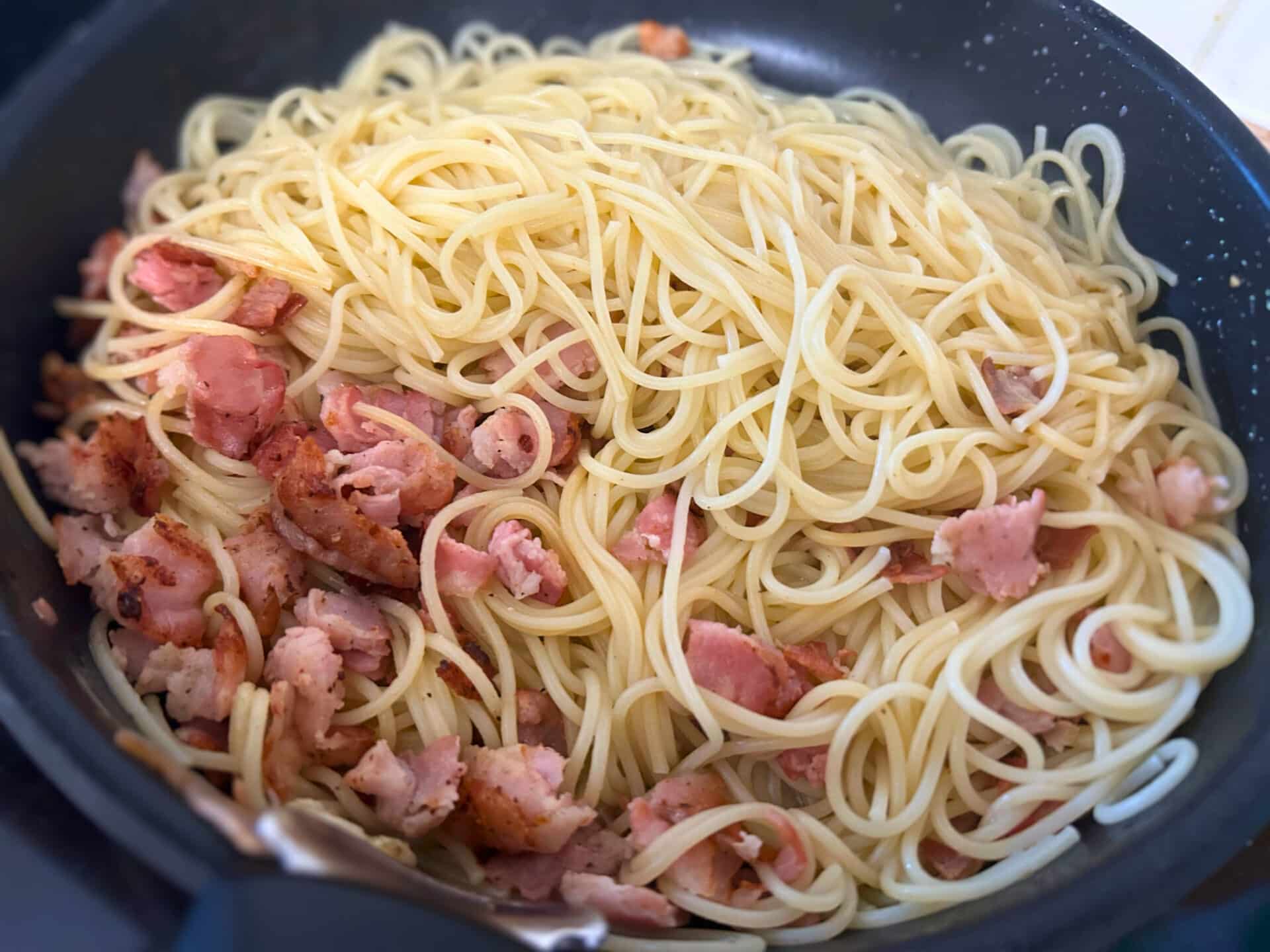 Spaghetti carbonara 3 Makaron z boczkiem na patelni - carbonara