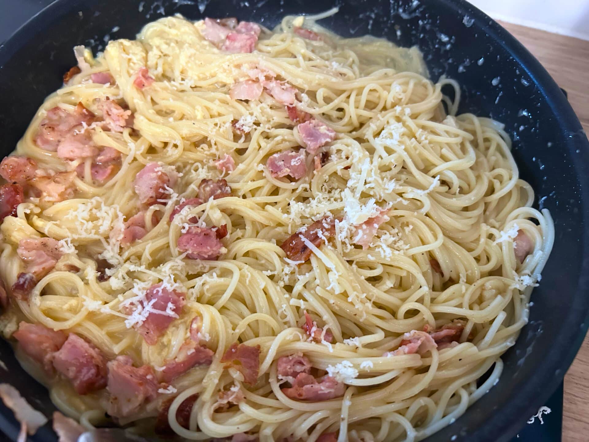 Spaghetti carbonara 4 Makaron z boczkiem i masą jajeczną na patelni - carbonara