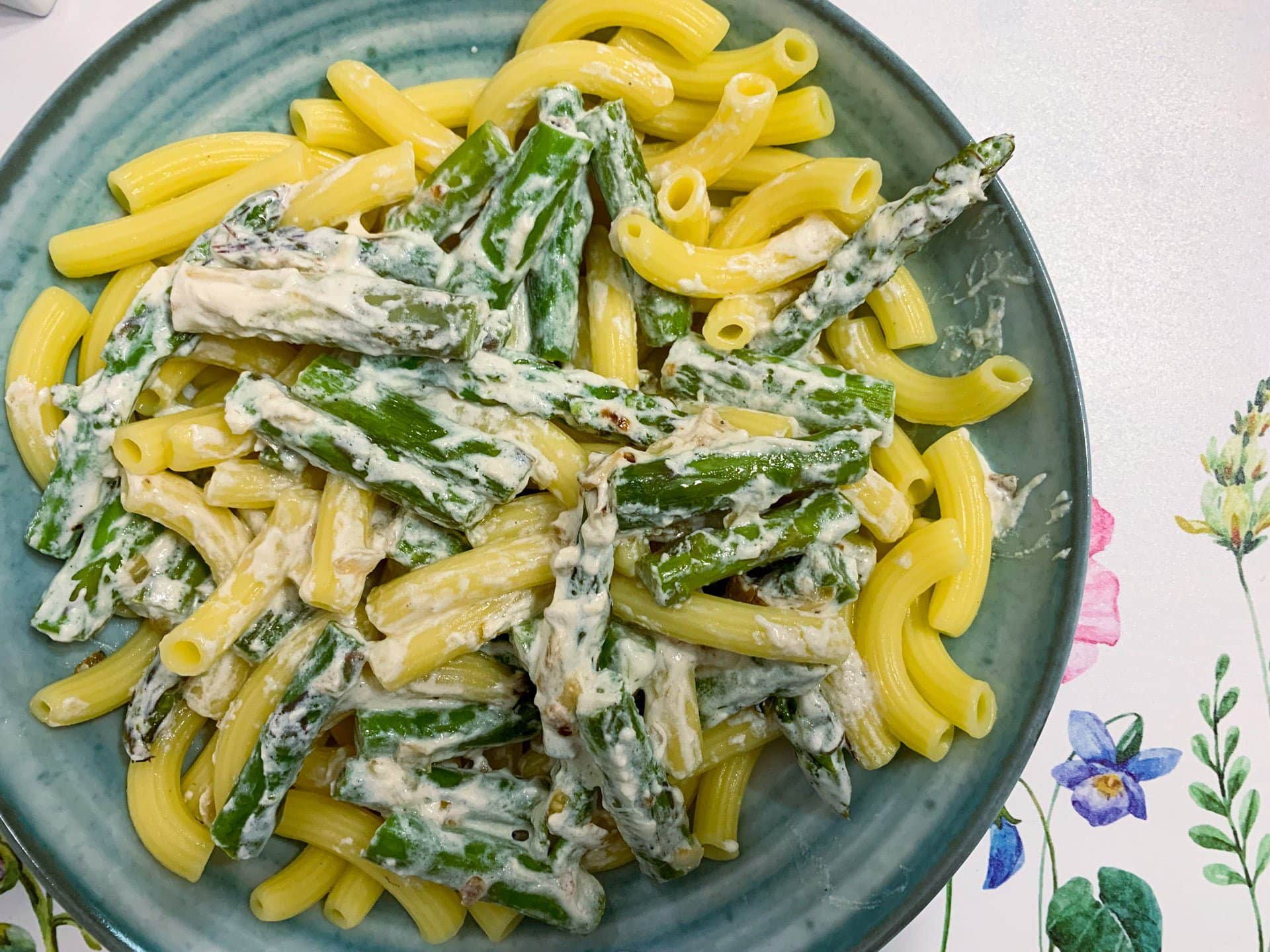 Penne ze szparagami w sosie śmietanowym 1 Penne ze szparagami w sosie śmietanowym