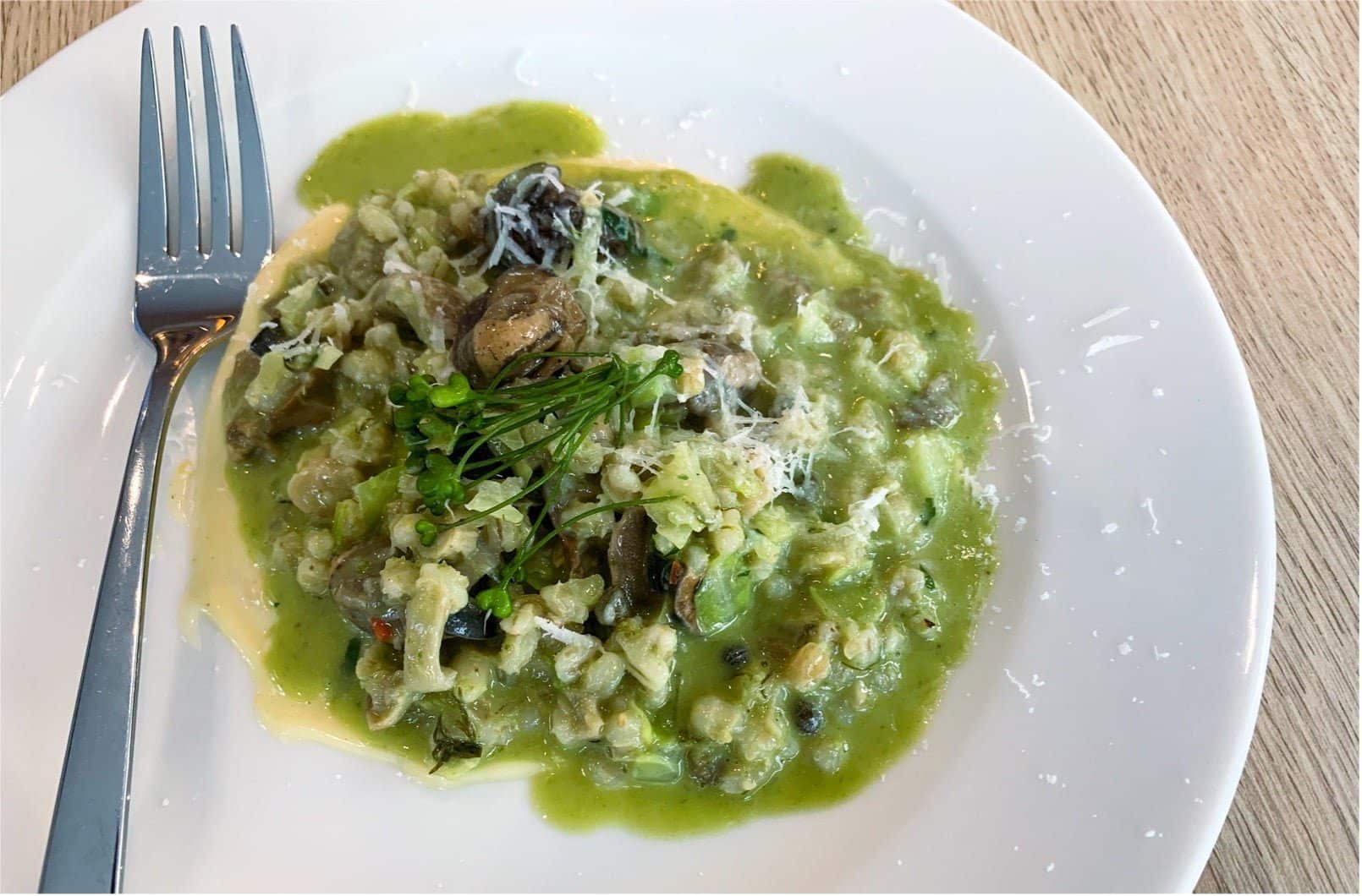 kaszotto na bazie kaszy pęczak z pesto z czosnku niedźwiedziego, dodatkiem orzeszków ziemnych, sera Grana padano i głównego bohatera spotkania - mięsa ze ślimaków