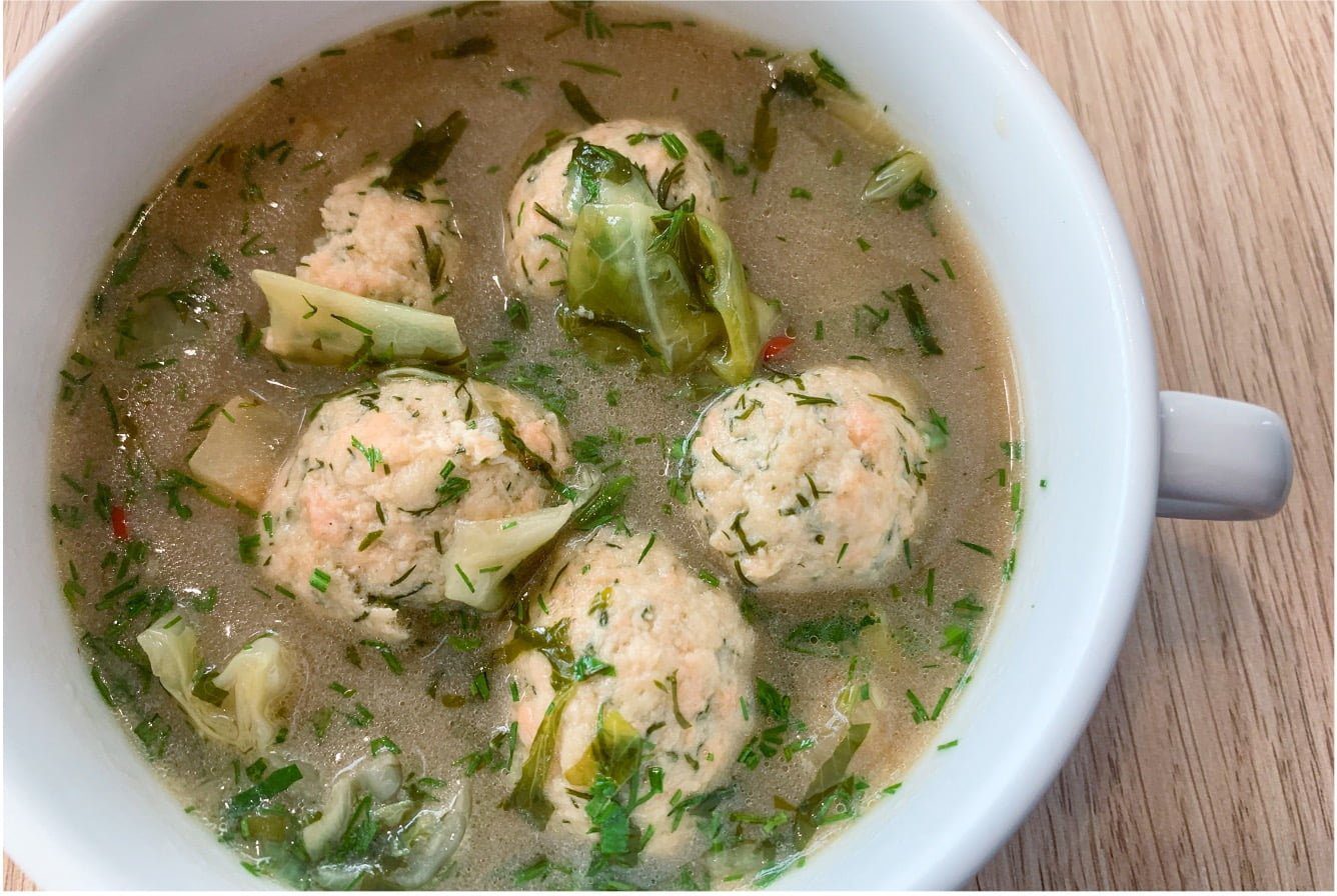 Zupa rybna na aromatycznym wywarze z pieczonych kości, ości i warzyw podaną z pulpecikami rybnymi