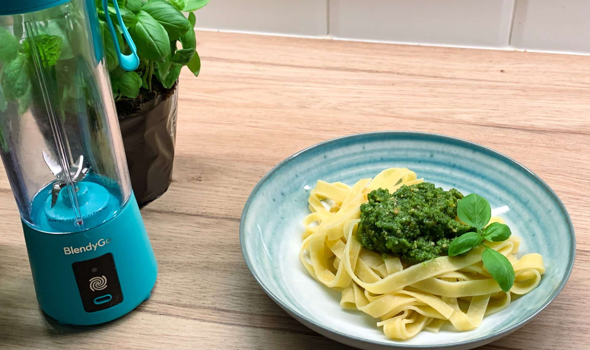 Tagliatelle z zielonym pesto