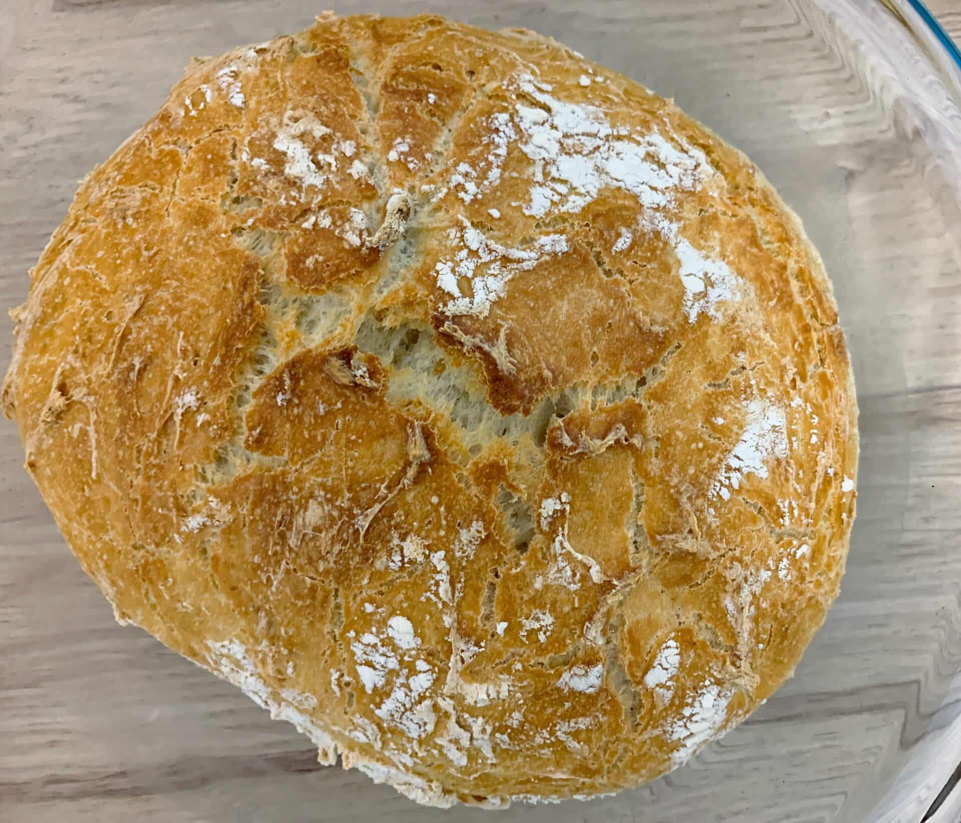 Chleb pszenny z naczynia żaroodpornego