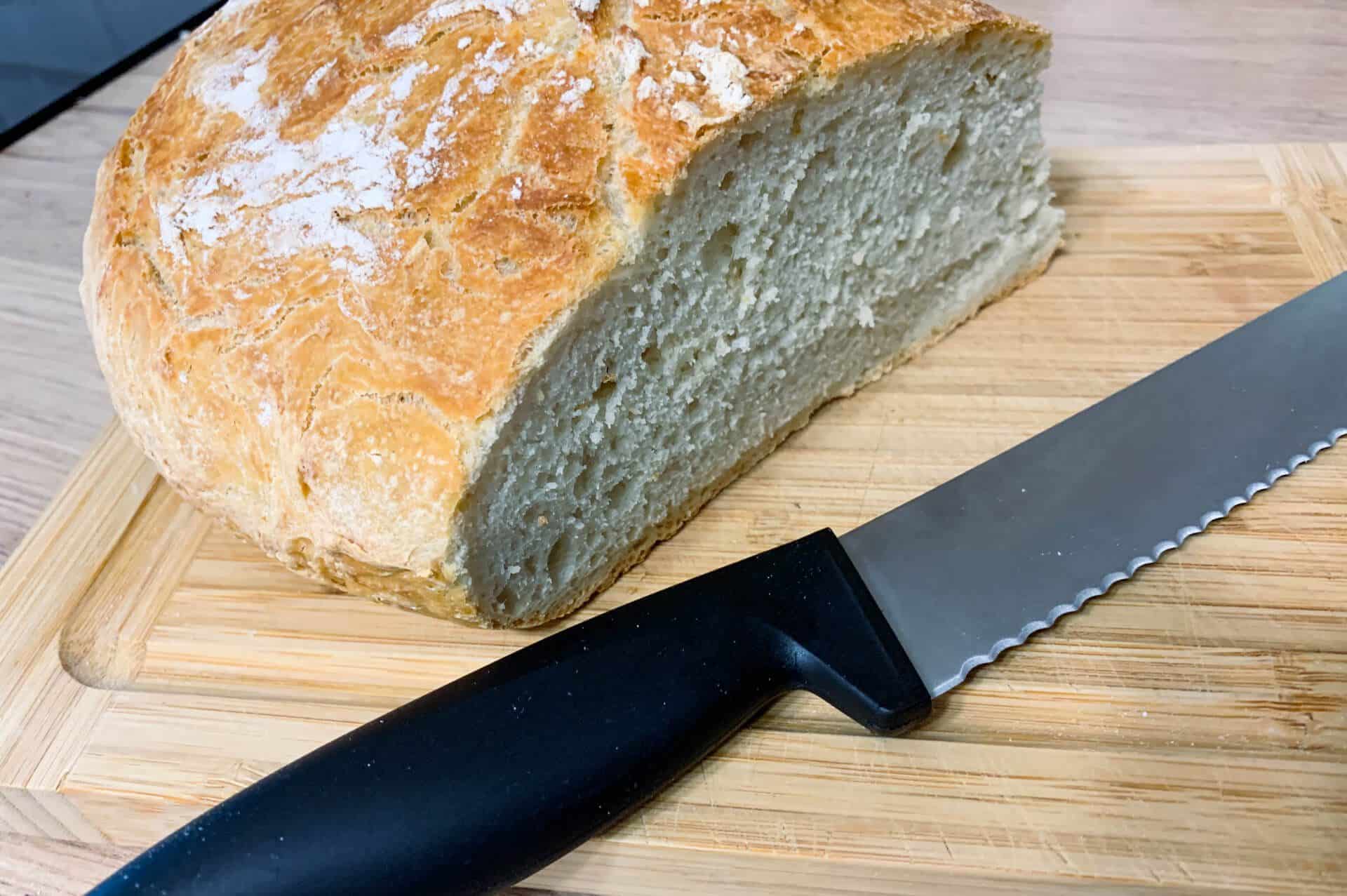 Chleb pszenny z naczynia żaroodpornego