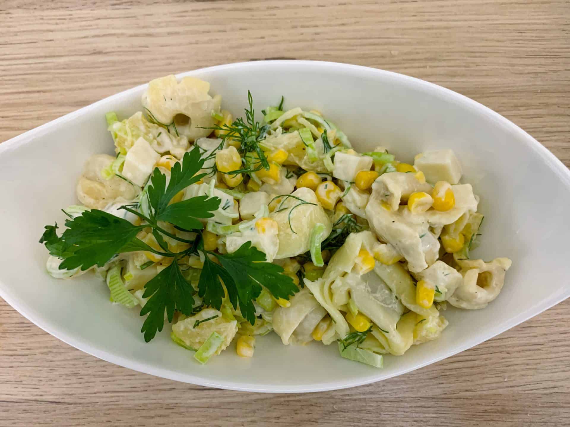 Sałatka z tortellini na słodko