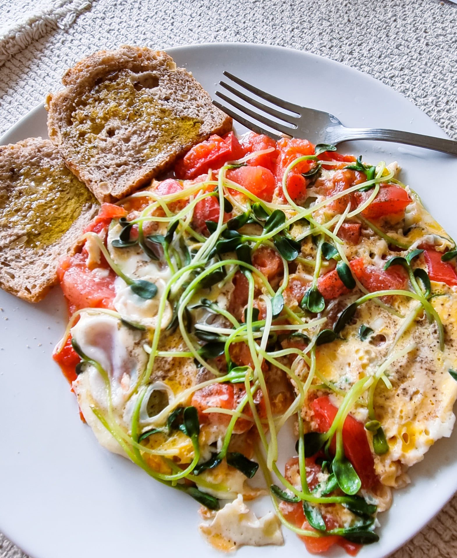 Śniadanie mistrza - omlet z cukinią i pomidorami 2 Śniadanie mistrza - omlet z cukinią i pomidorami