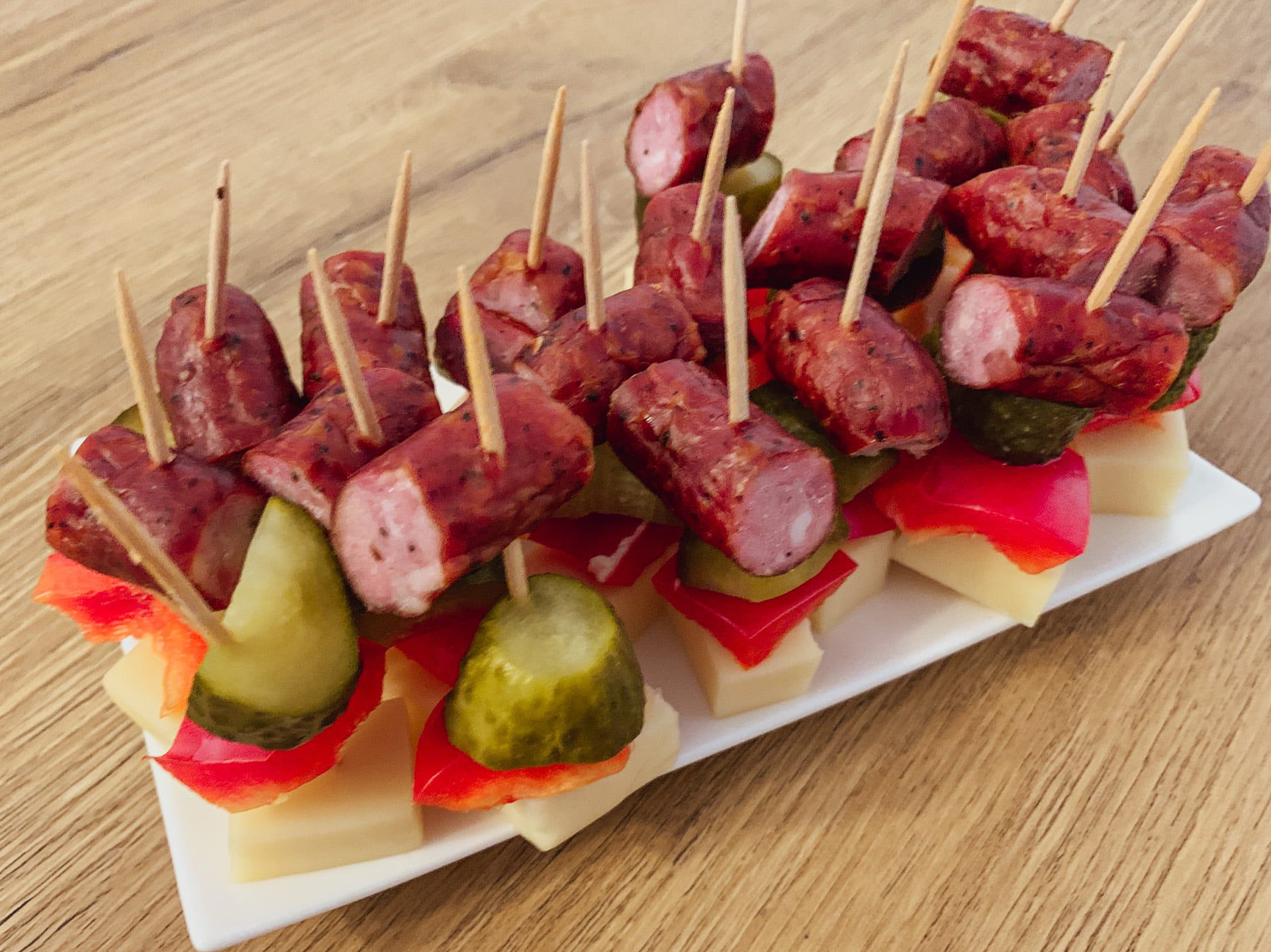 Koreczki z kabanosami