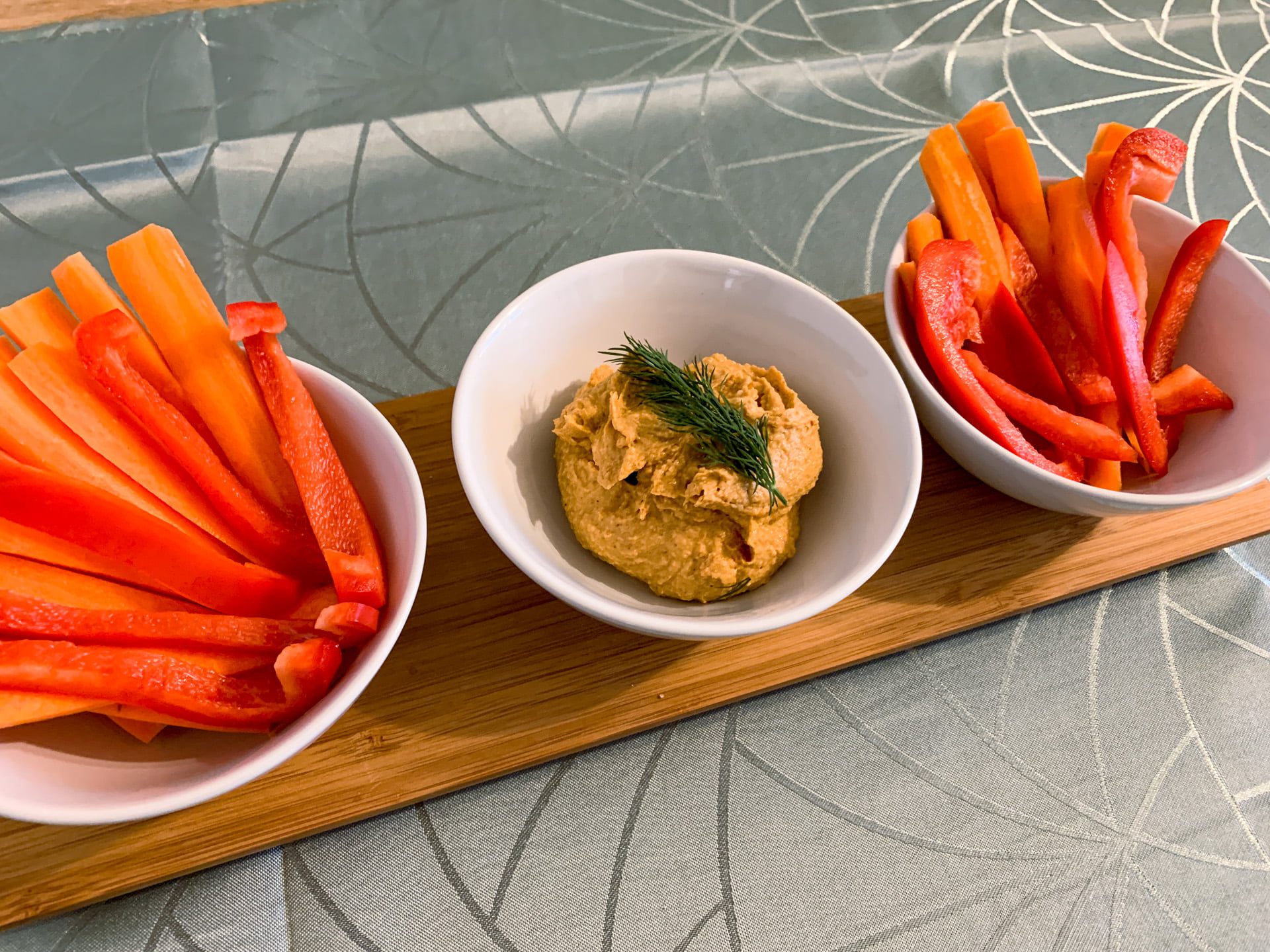 Przekąski na Andrzejki - hummus z papryką