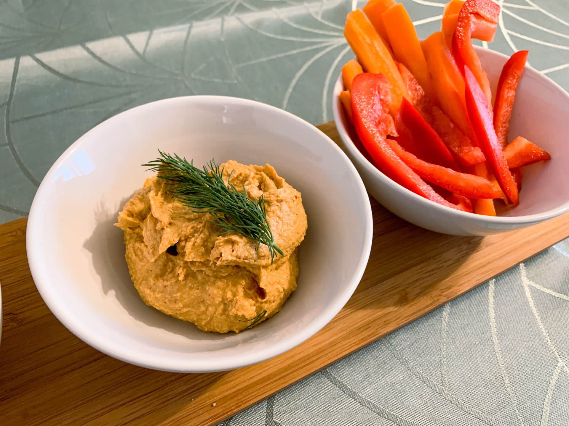 Przekąski na Andrzejki - hummus z papryką