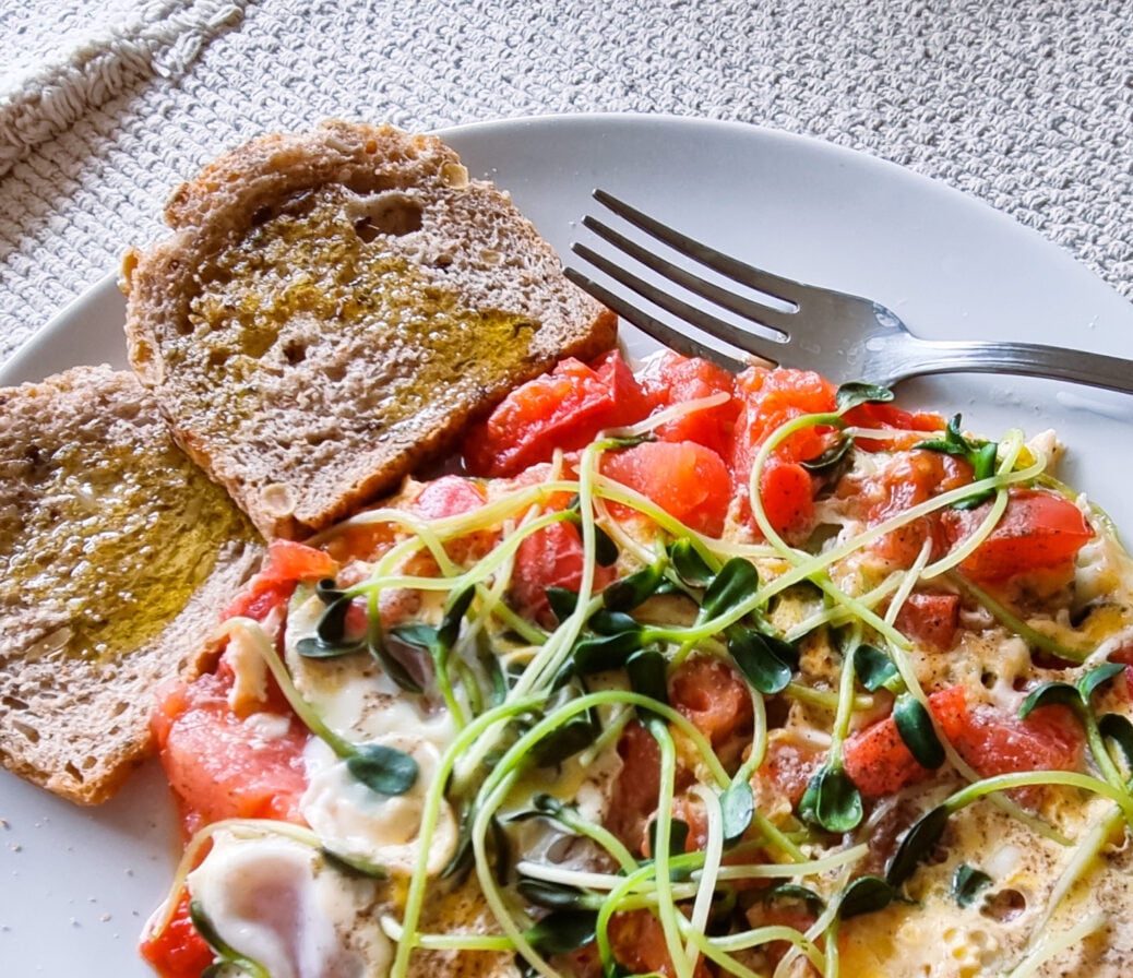 Śniadanie mistrza - omlet z cukinią i pomidorami 1 Śniadanie mistrza - omlet z cukinią i pomidorami